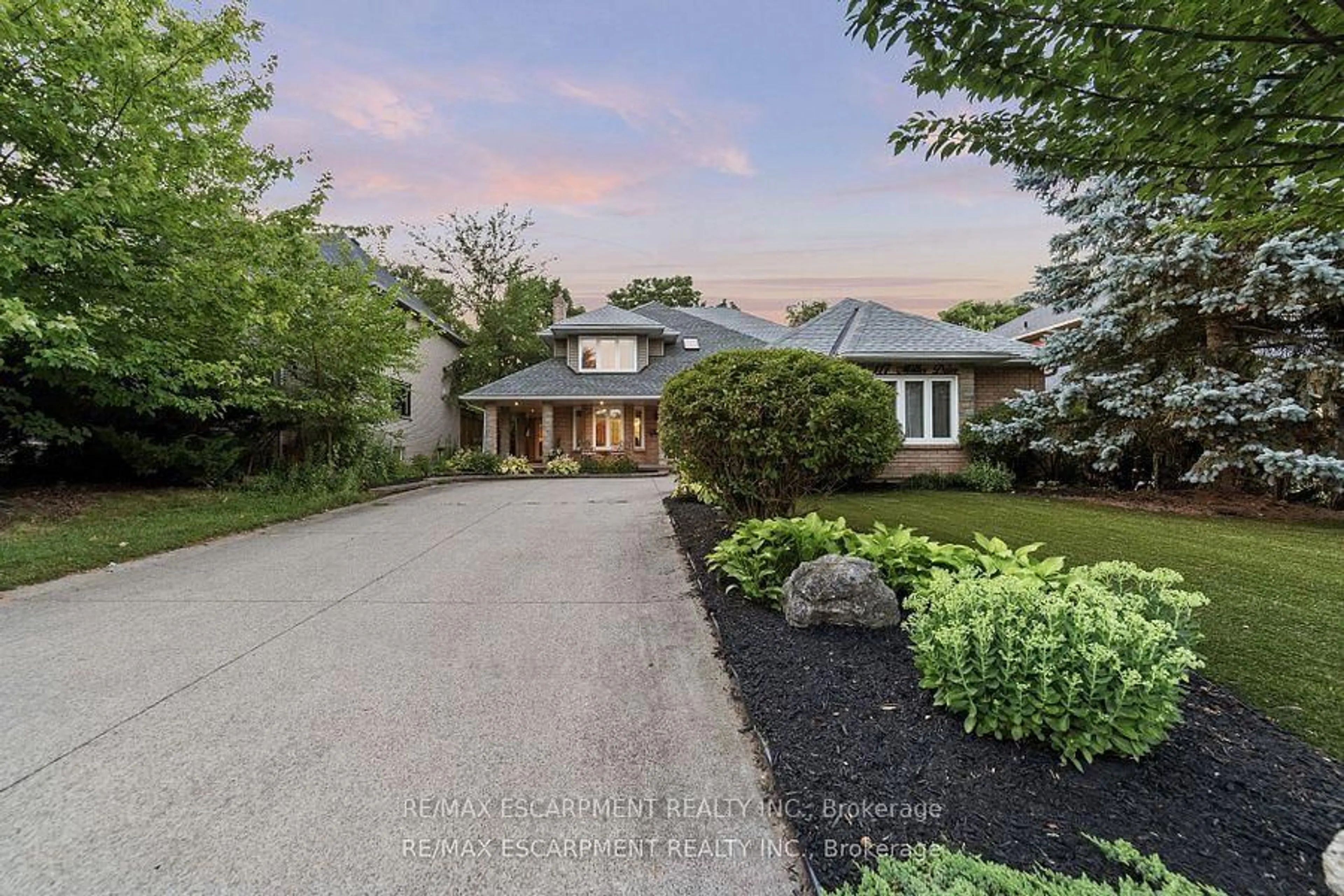 A pic from outside/outdoor area/front of a property/back of a property/a pic from drone, street for 117 Miller Dr, Hamilton Ontario L9G 4W2