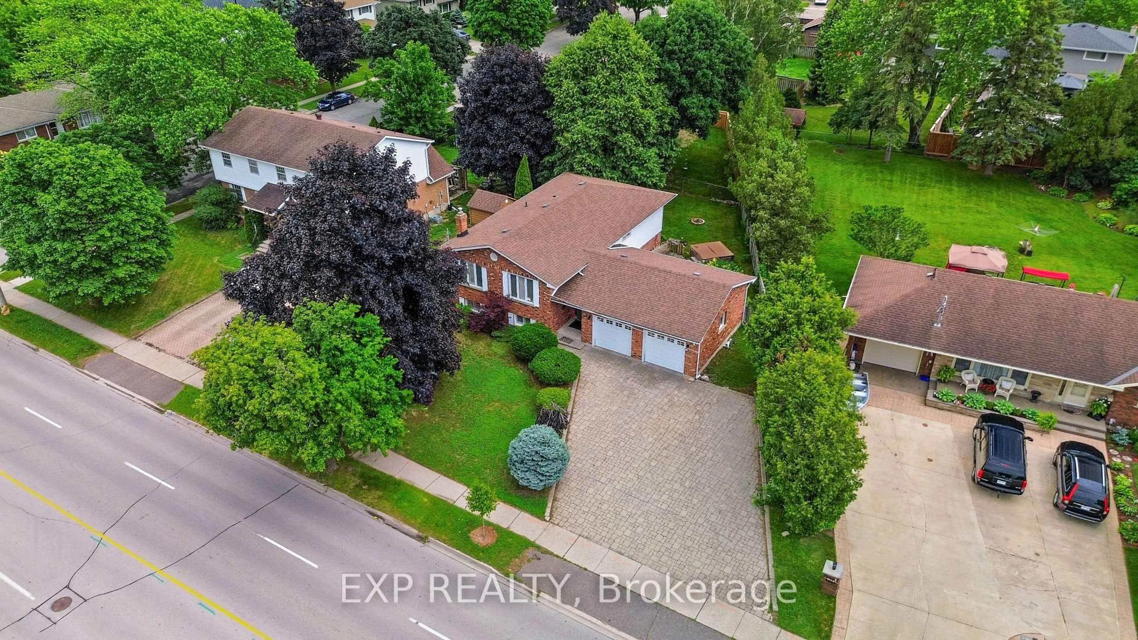 A pic from outside/outdoor area/front of a property/back of a property/a pic from drone, street for 121 TollGate Rd, Brantford Ontario N3R 4Z9