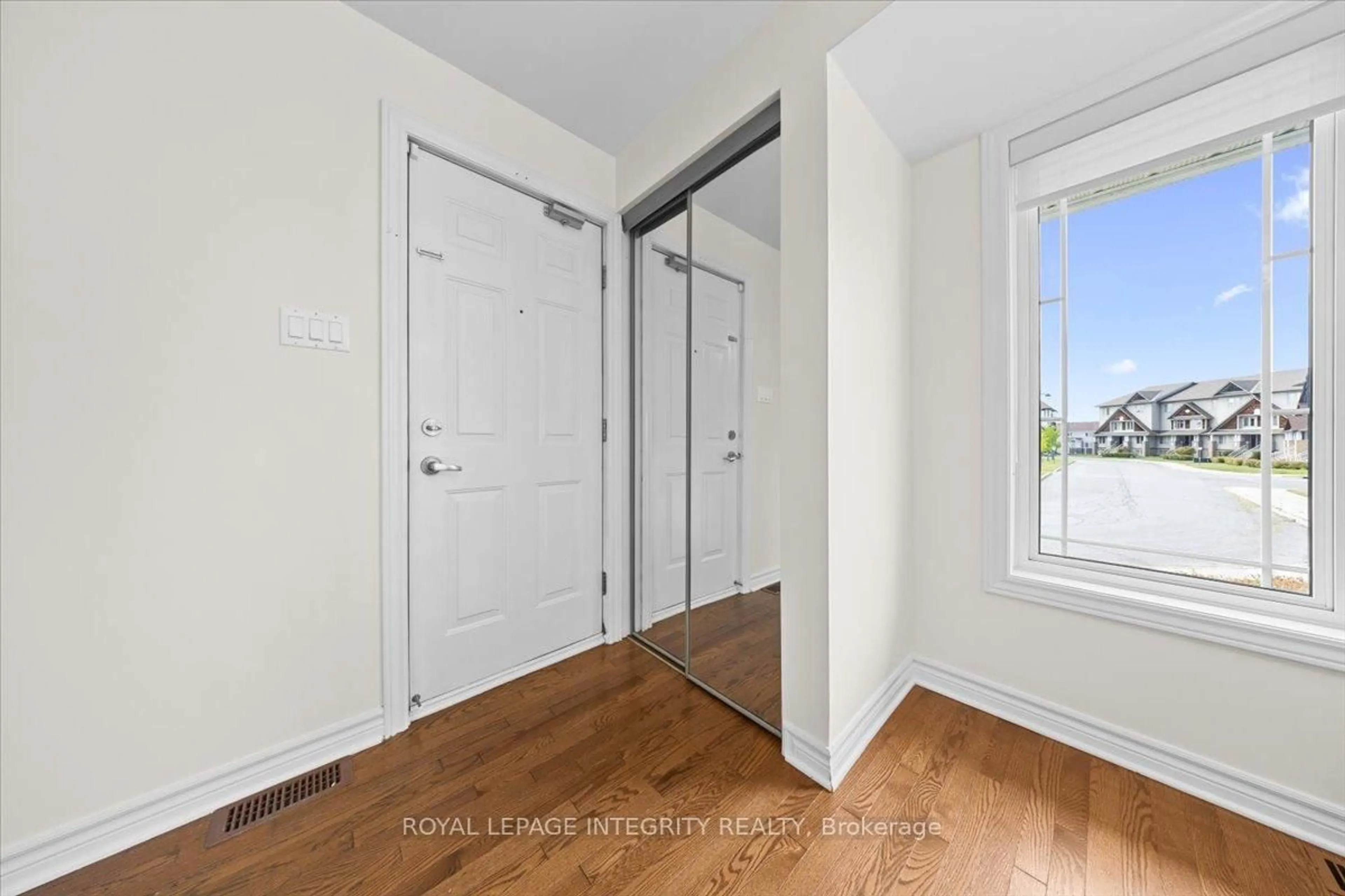 Indoor entryway for 732 Lakeridge Dr, Ottawa Ontario K4A 0N5
