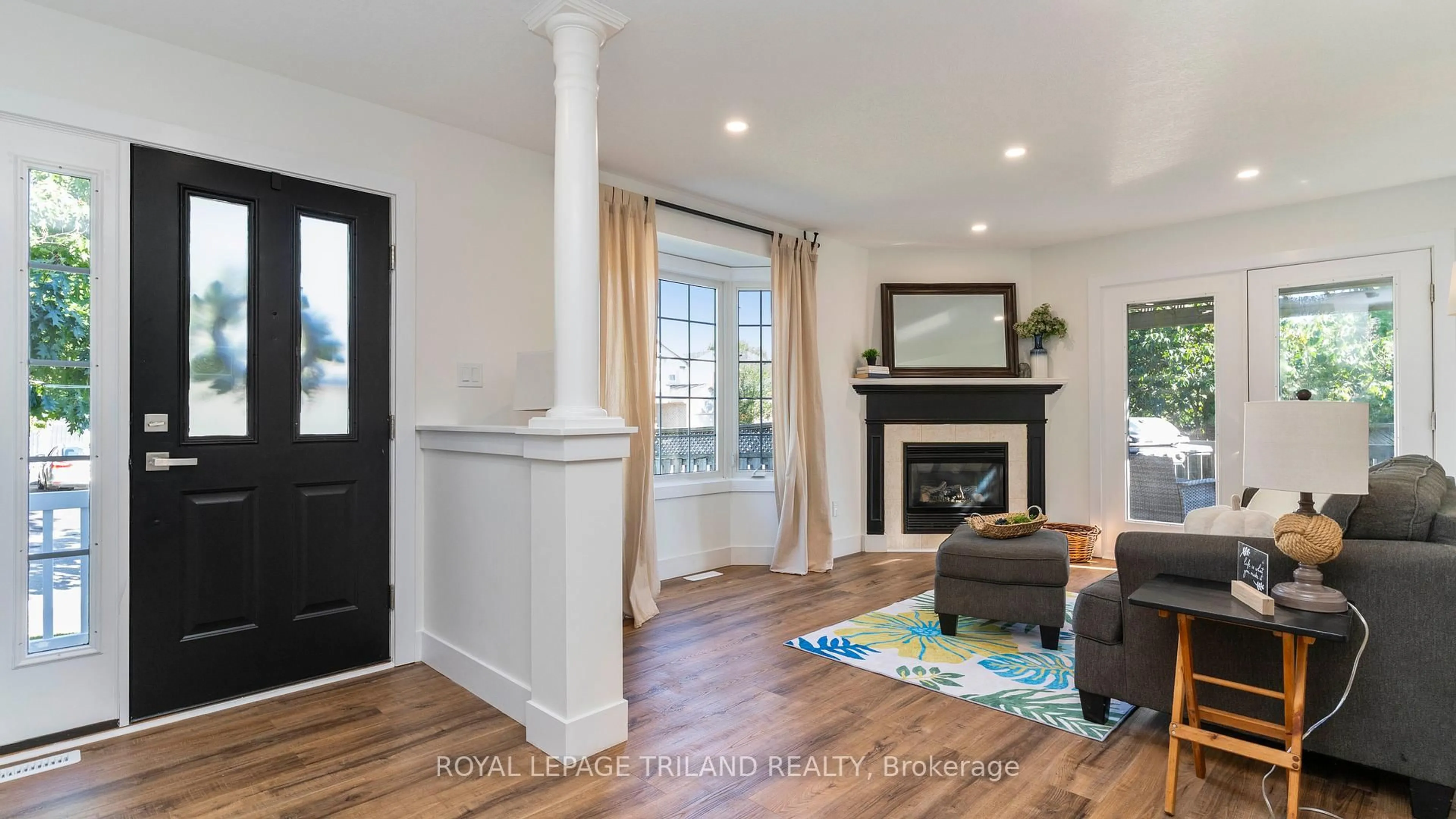 Living room with furniture, wood/laminate floor for 4 Schreyer Dr, St. Thomas Ontario N5R 6E8