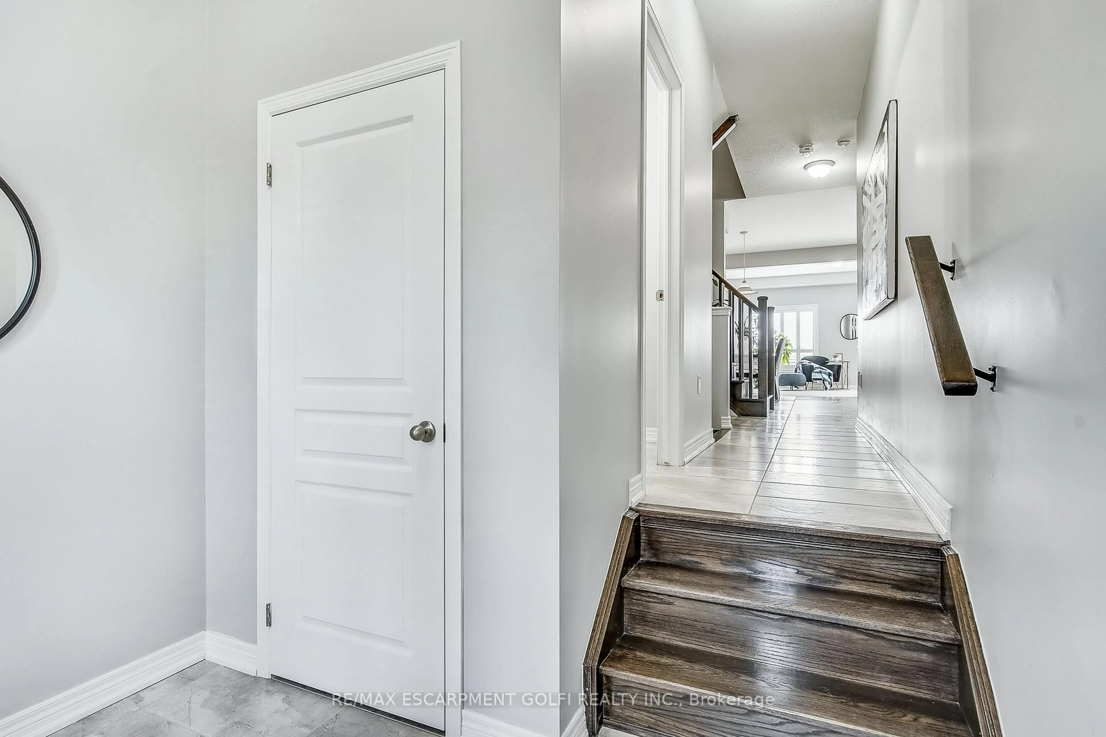 Indoor entryway for 163 Lormont Blvd, Hamilton Ontario L8J 0K2