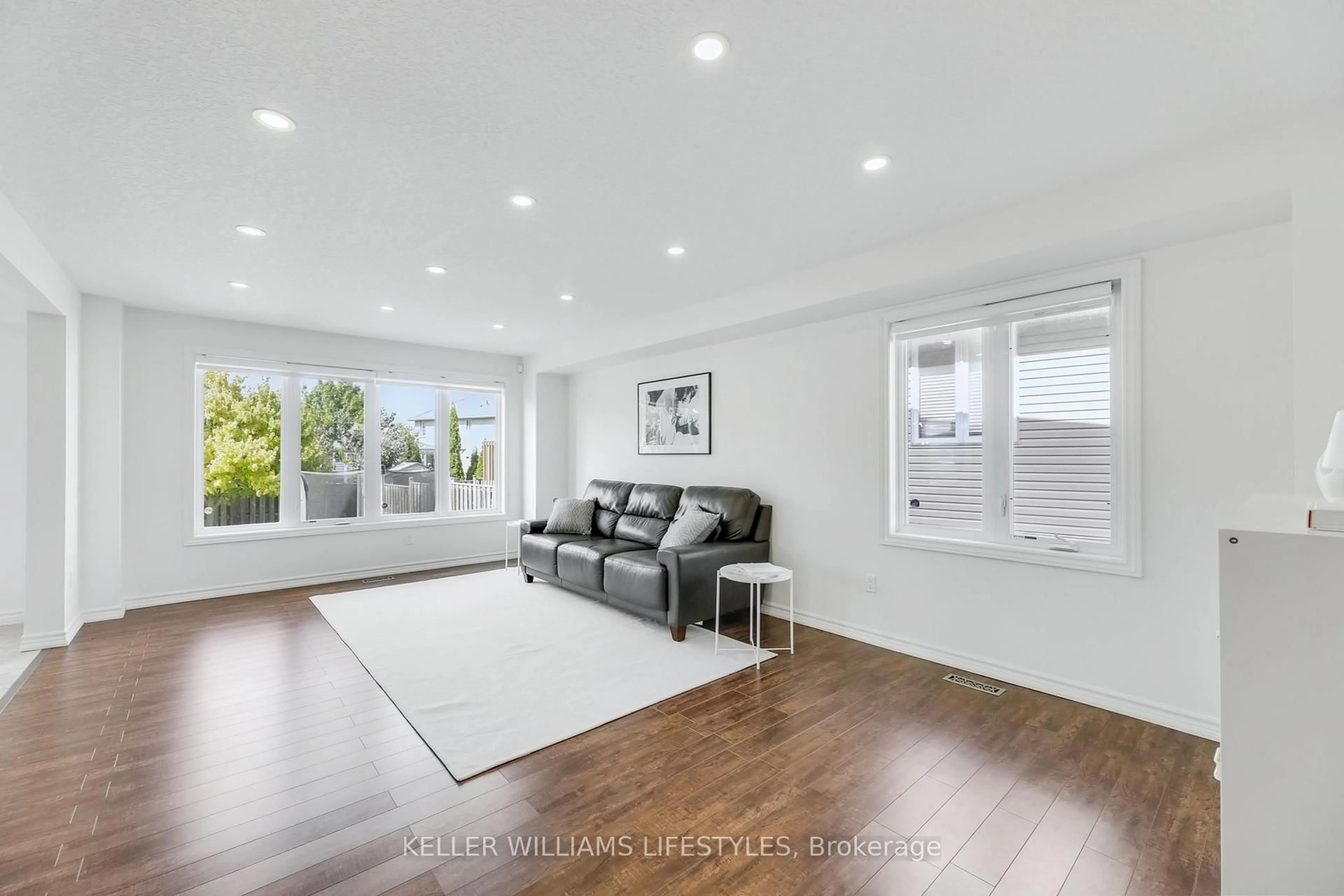Living room with furniture, unknown for 940 GRENFELL Dr, London North Ontario N5X 4R8