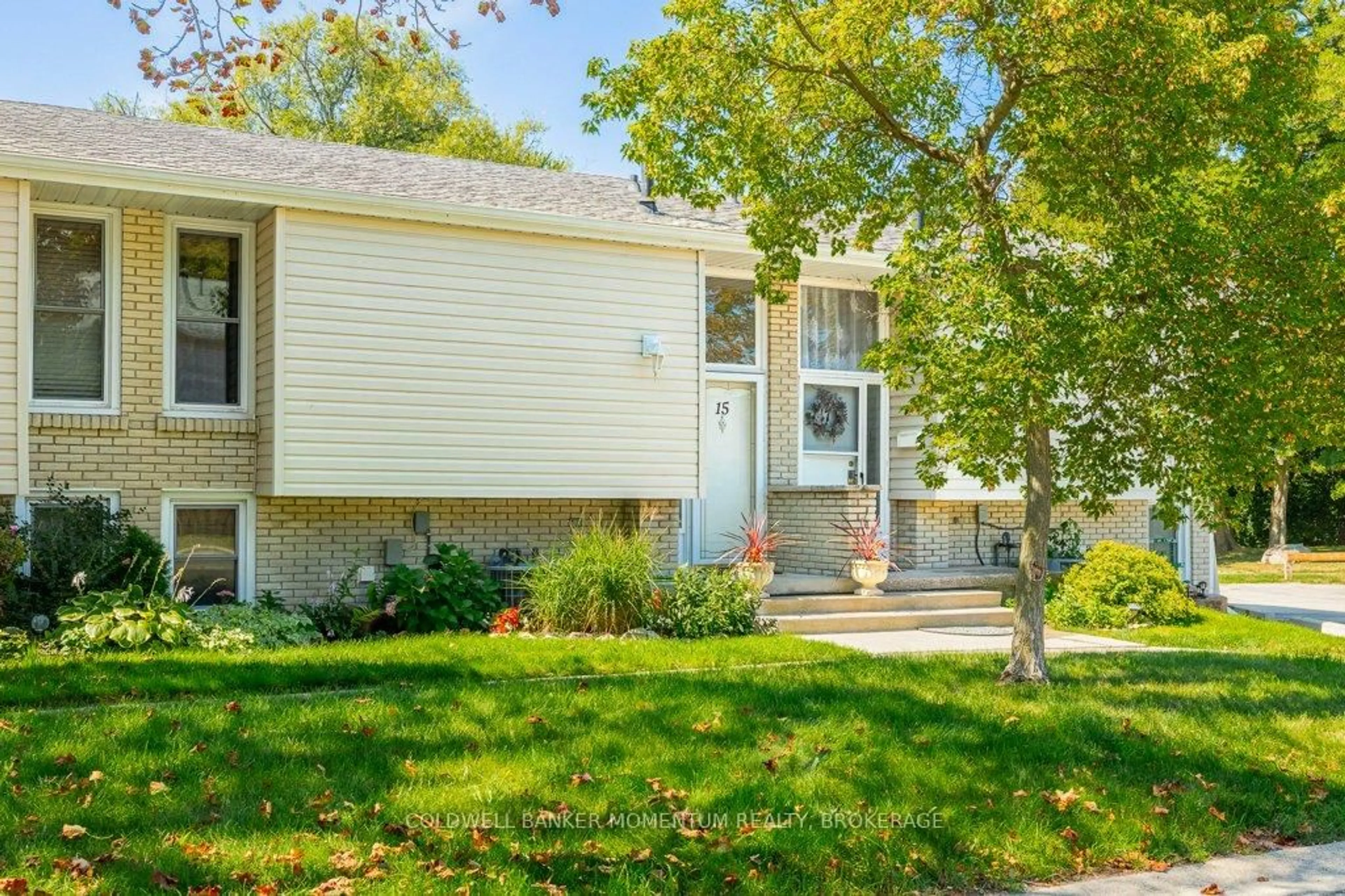 Home with vinyl exterior material, street for 151 Parnell Rd #15, St. Catharines Ontario L2M 3S4