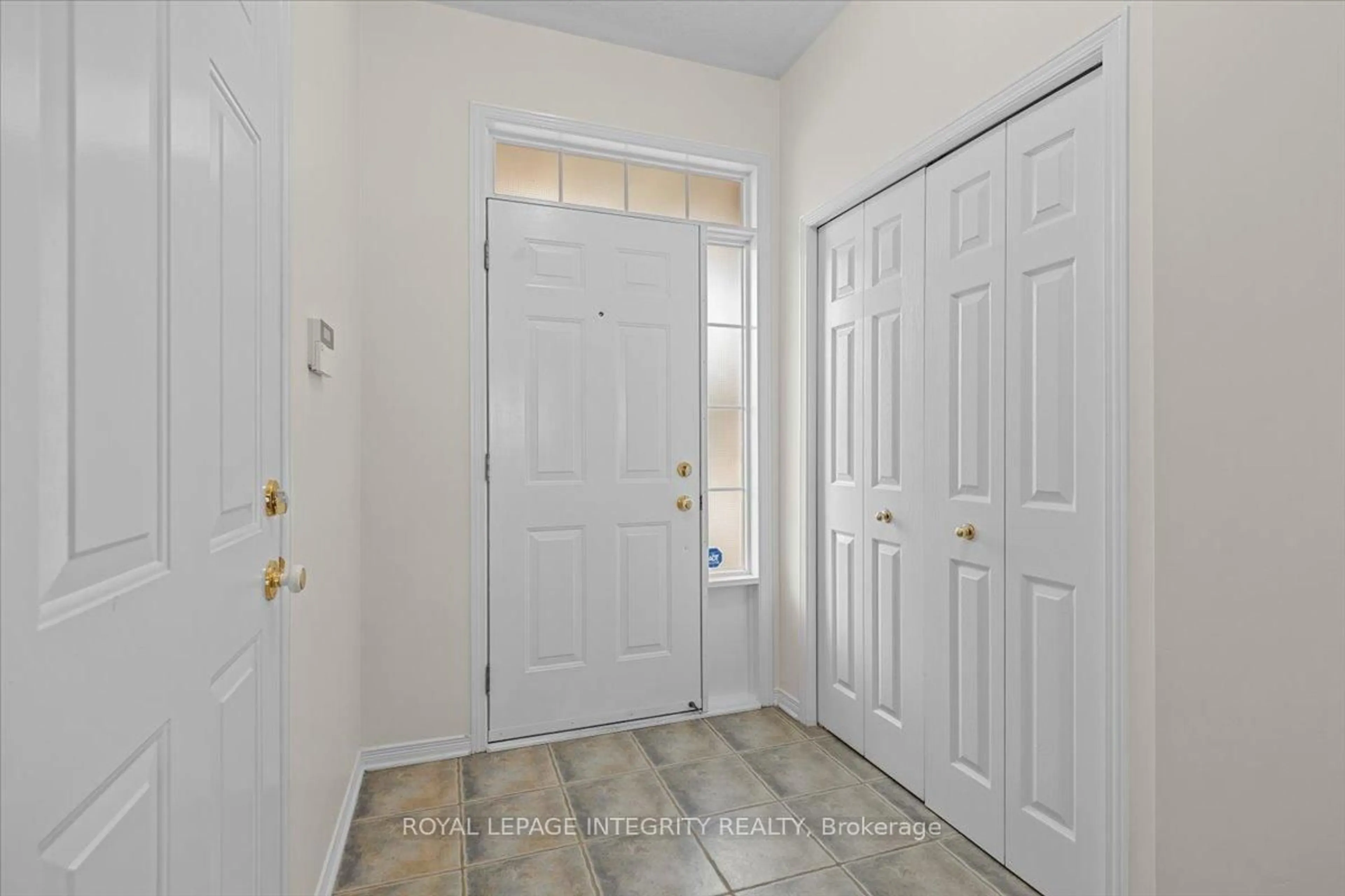 Indoor entryway for 2093 Bergamot Circ, Ottawa Ontario K4A 4R4