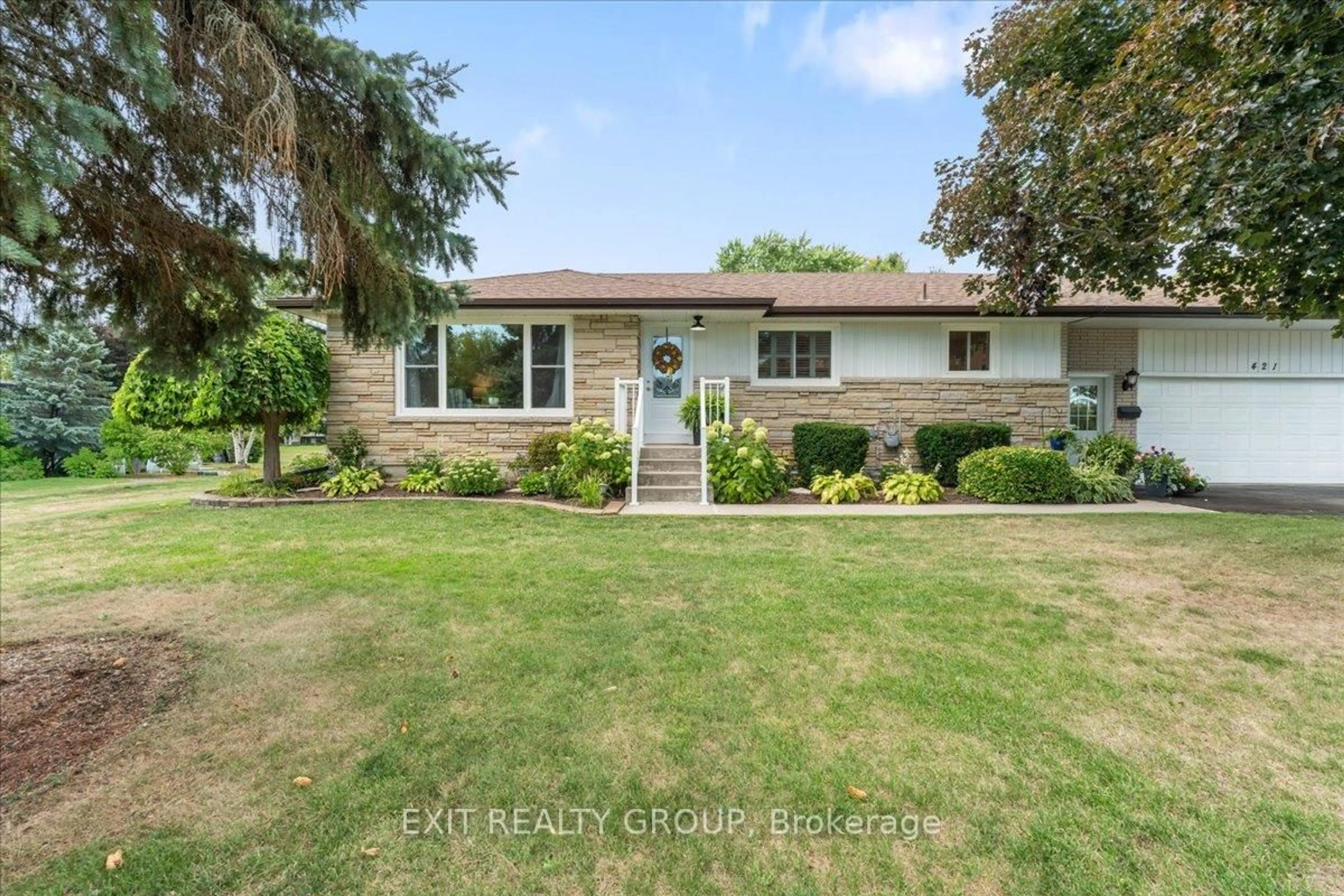 Home with vinyl exterior material, street for 421 Dundas St, Greater Napanee Ontario K7R 2B9