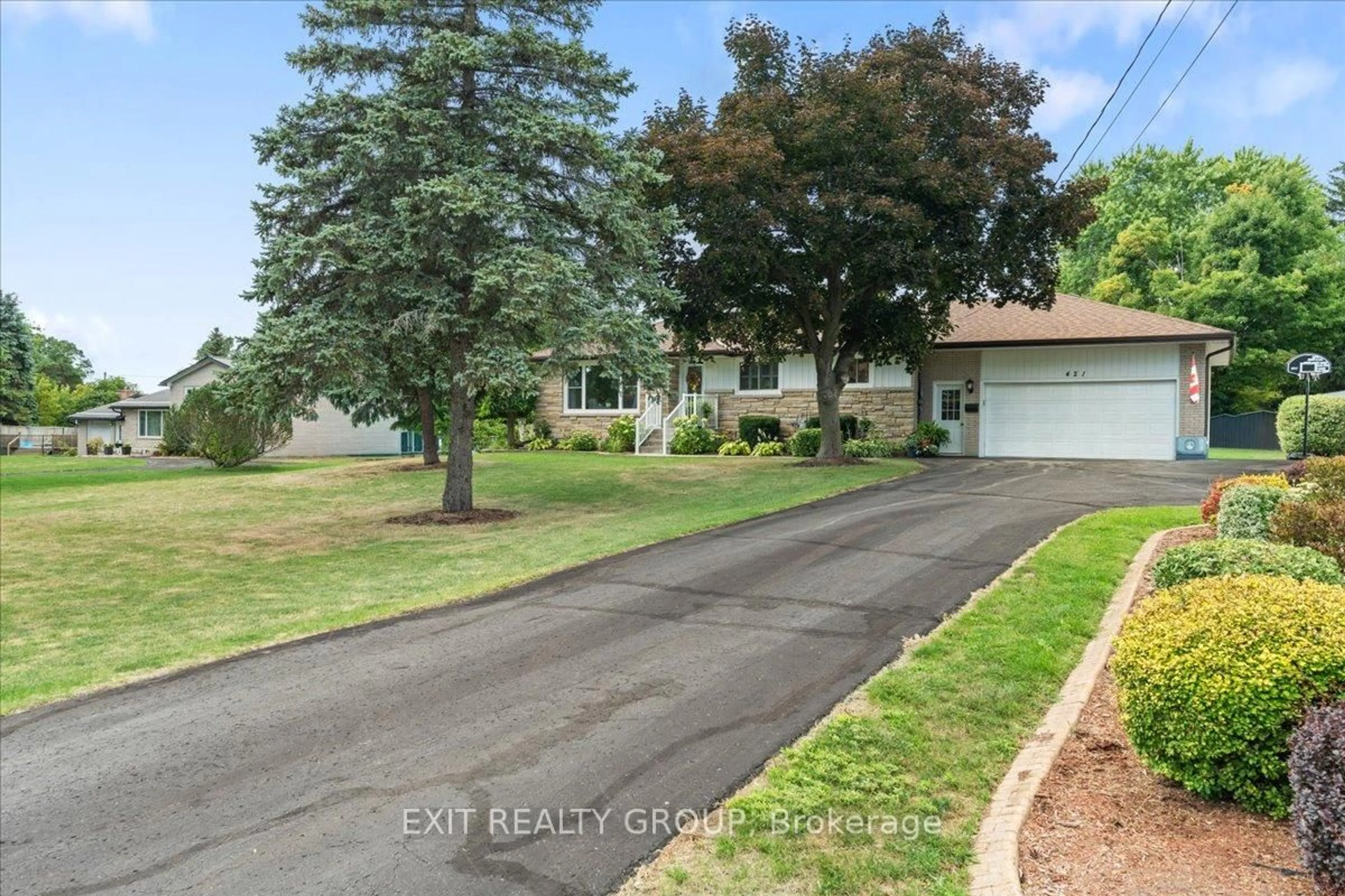 A pic from outside/outdoor area/front of a property/back of a property/a pic from drone, street for 421 Dundas St, Greater Napanee Ontario K7R 2B9