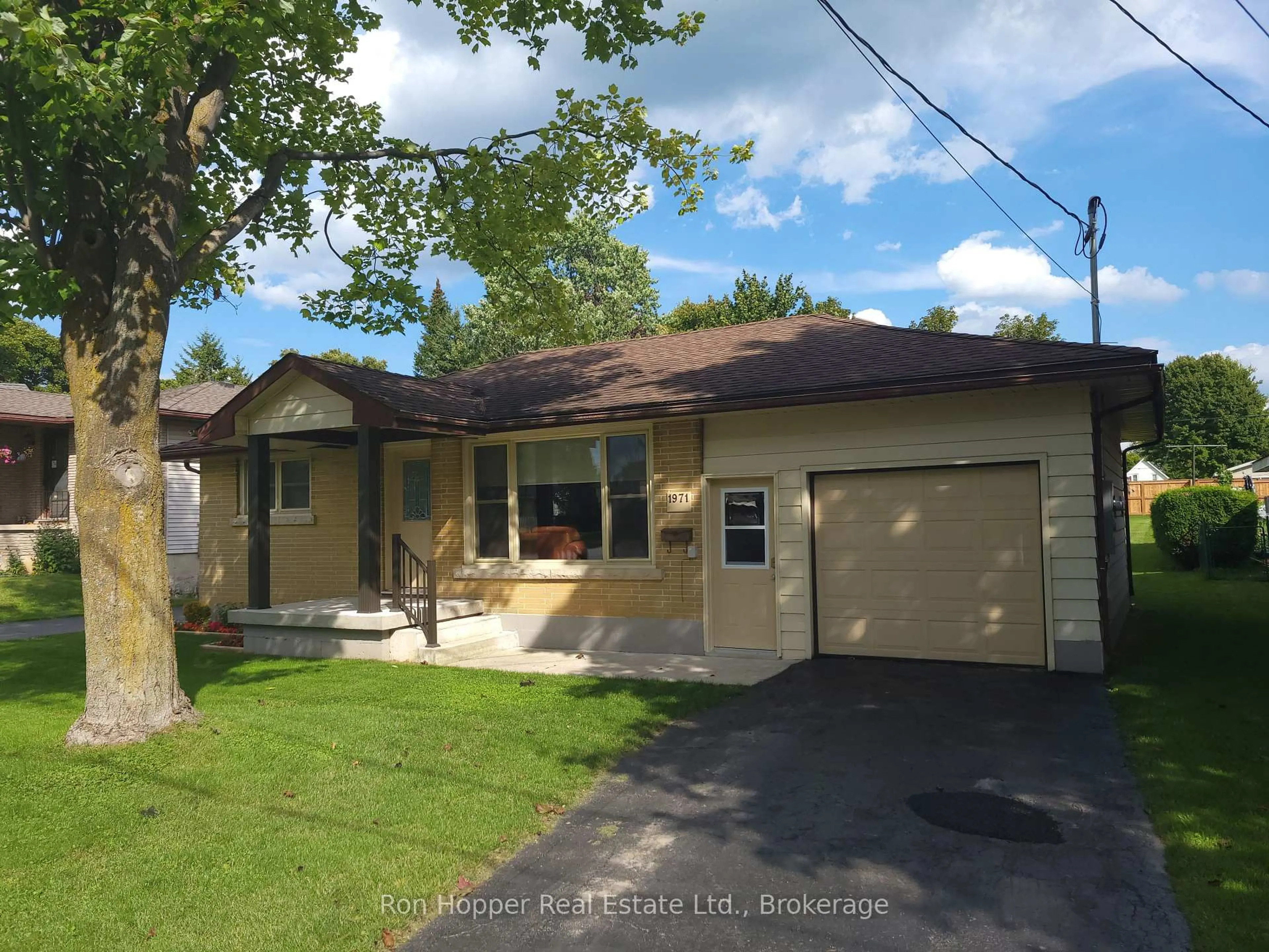 Home with vinyl exterior material, street for 1971 6th Ave, Owen Sound Ontario N4K 2W4