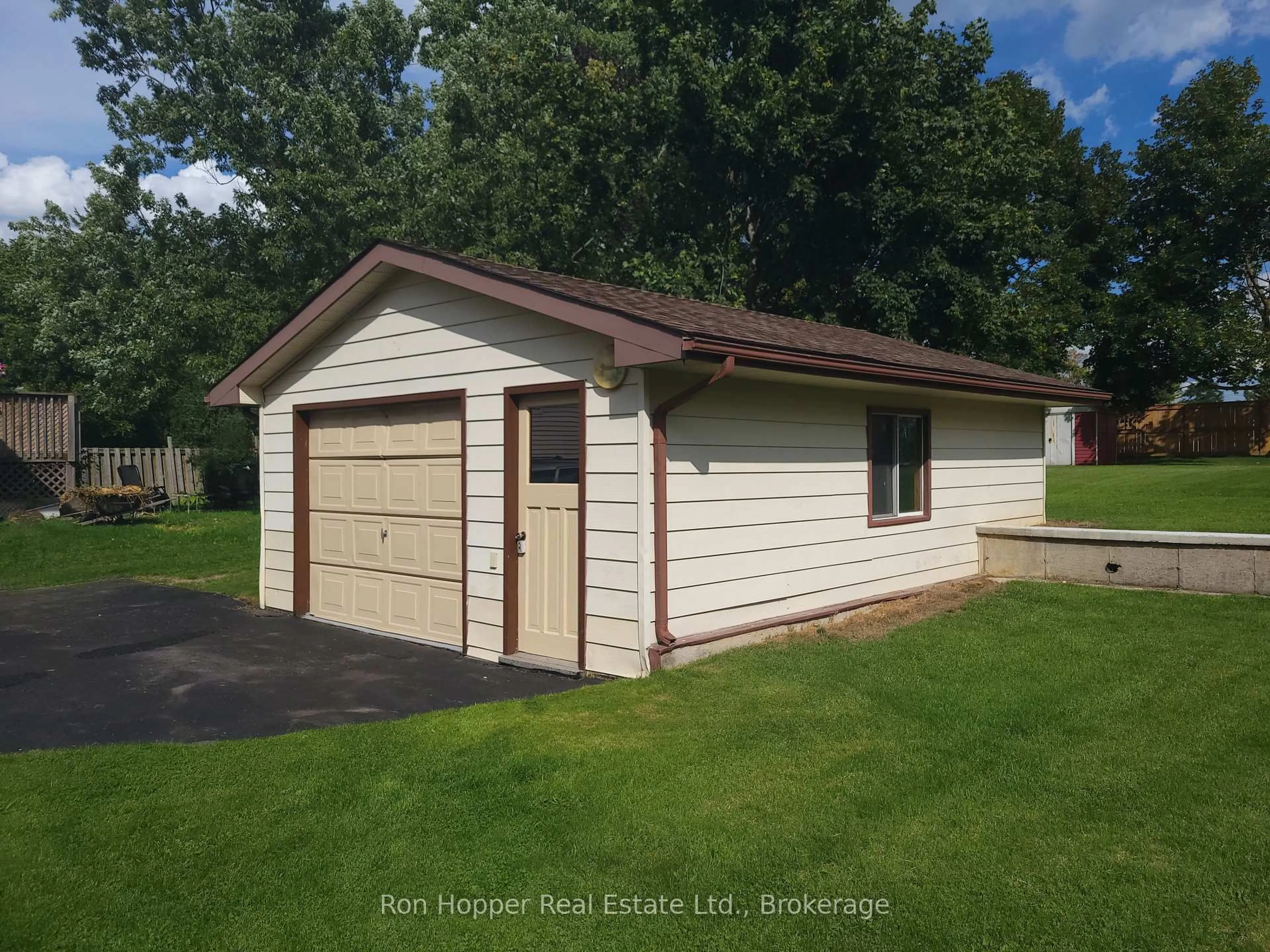 Indoor garage for 1971 6th Ave, Owen Sound Ontario N4K 2W4