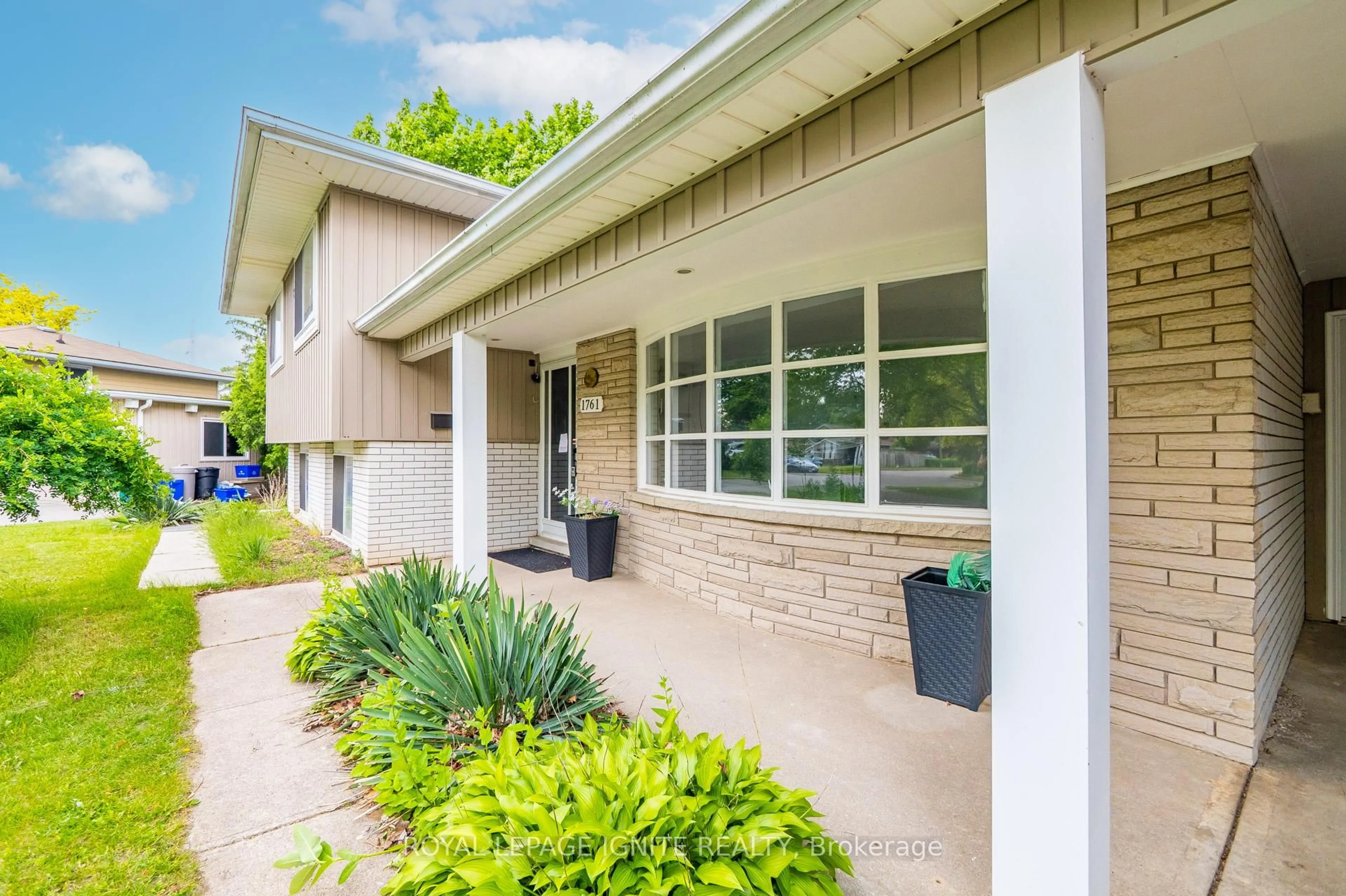 Home with vinyl exterior material, street for 1761 Daleview Cres, Cambridge Ontario N3H 4R4