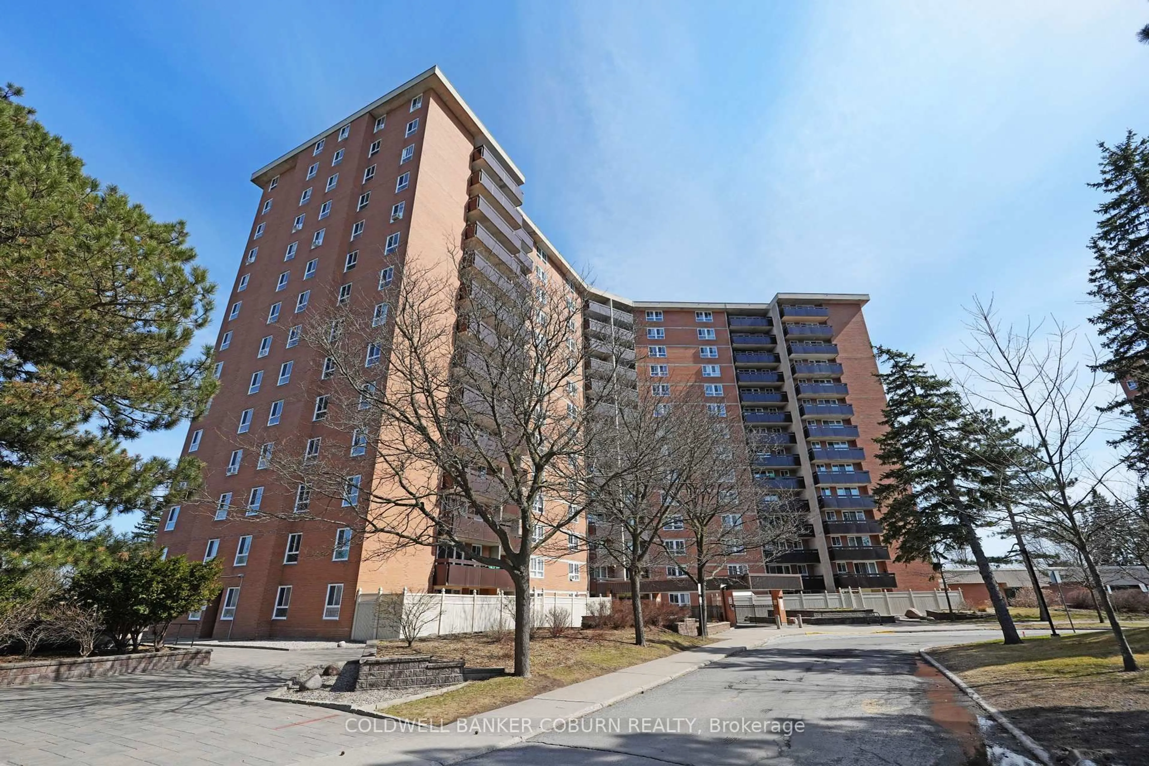 Patio, building for 2020 Jasmine Cres #614, Ottawa Ontario K1J 8K5