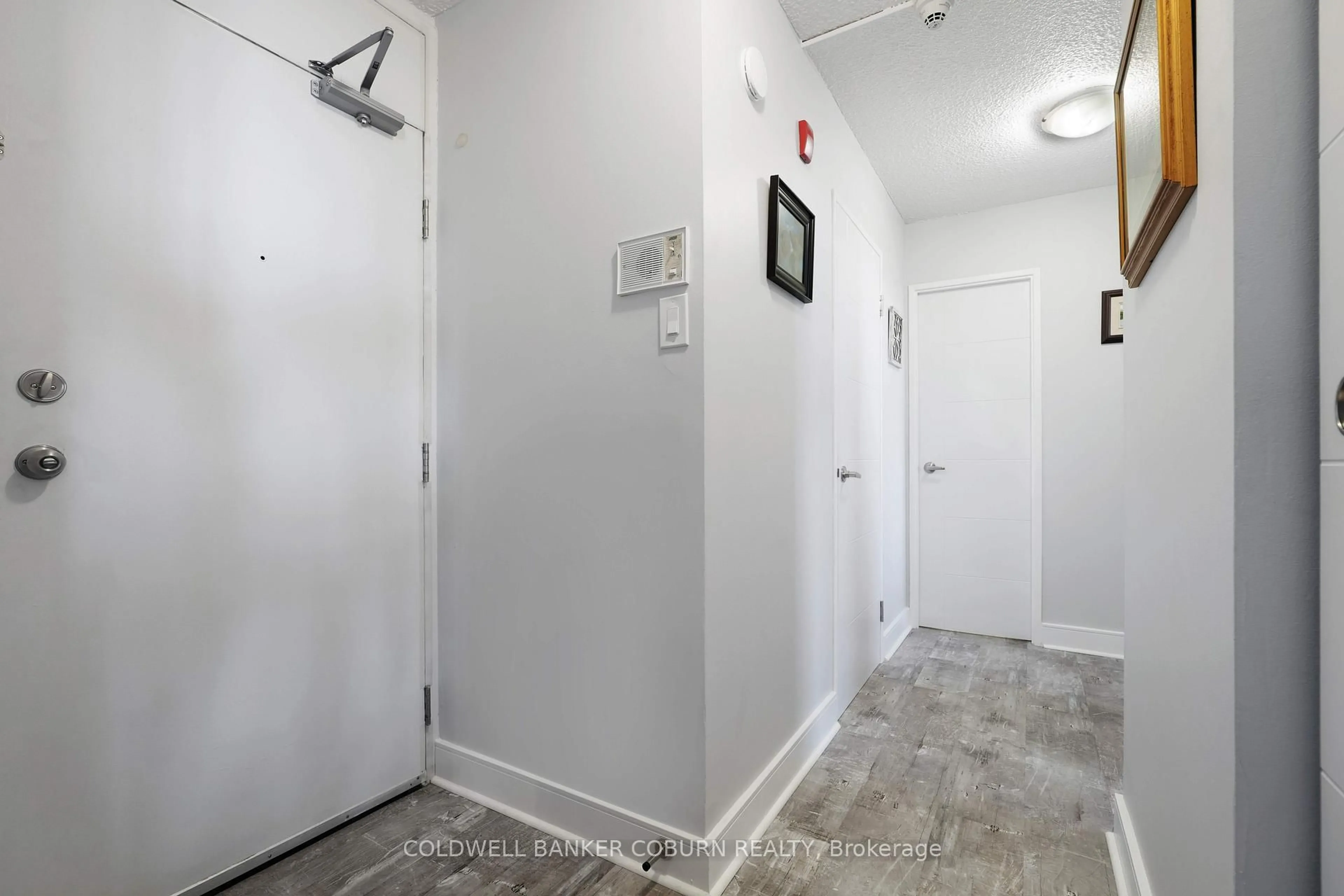 Indoor foyer for 2020 Jasmine Cres #614, Ottawa Ontario K1J 8K5