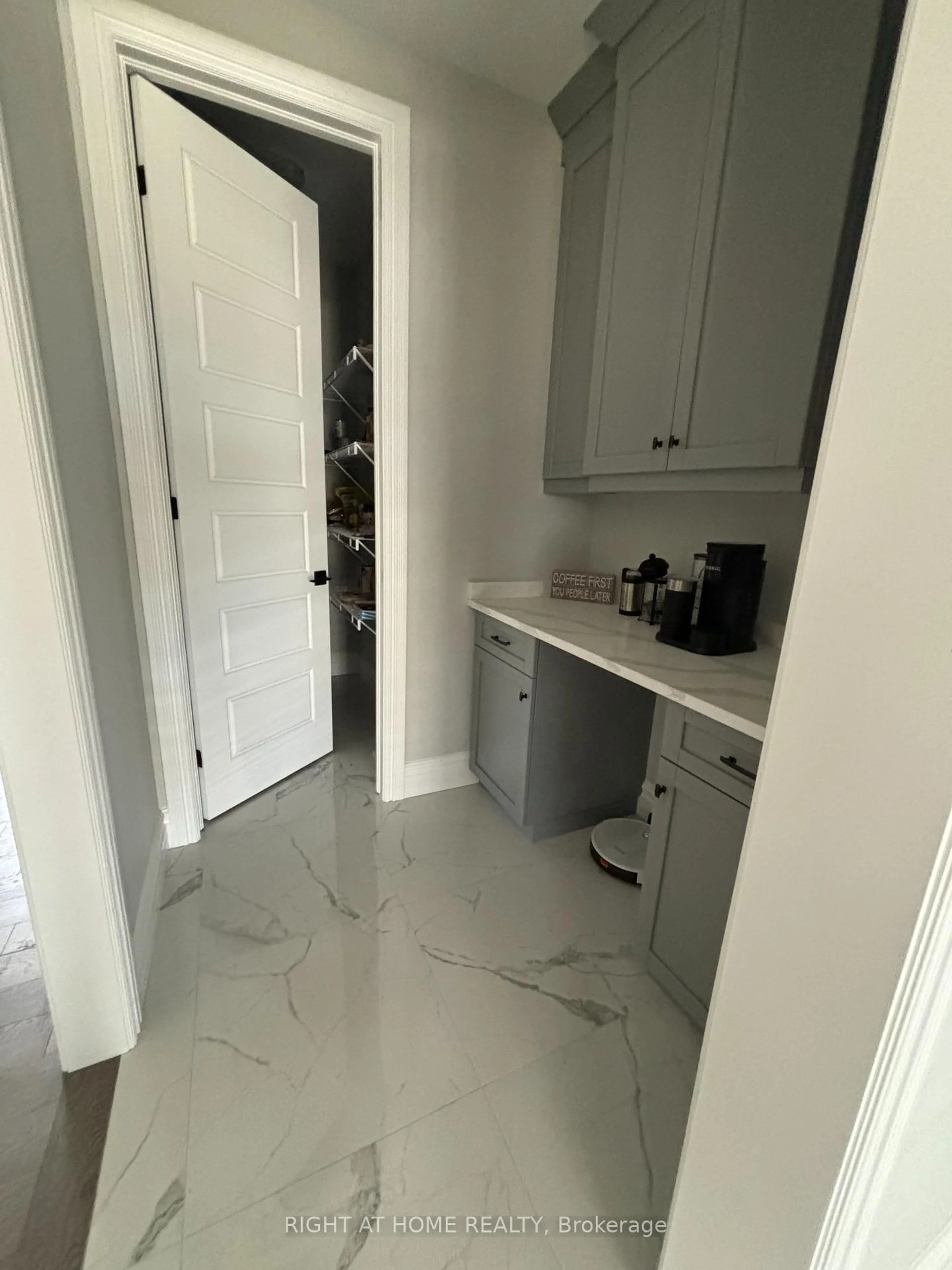 A pic of a room for 1592 Bowler Dr, Windsor Ontario N8S 0A9