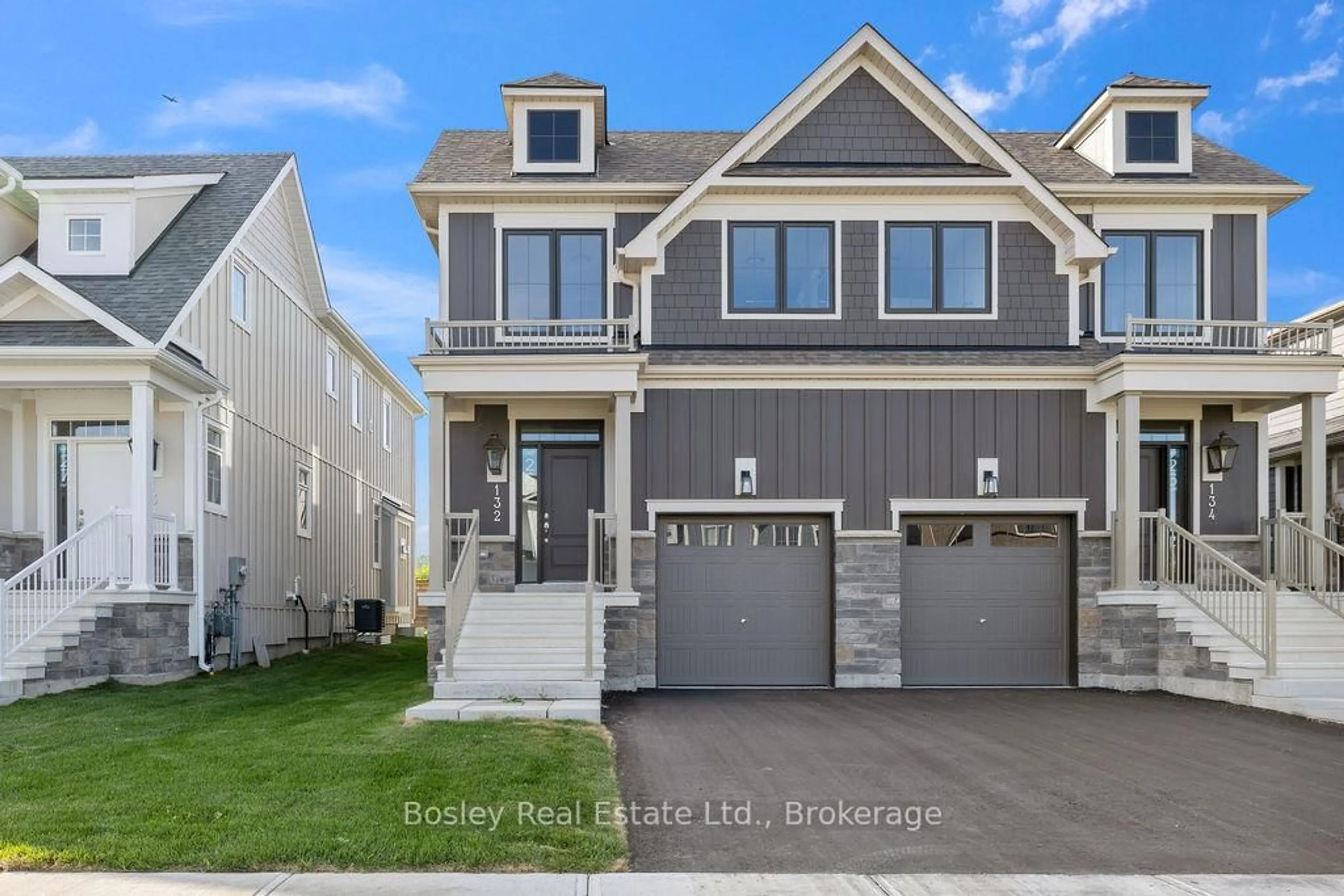 Home with vinyl exterior material, street for 132 WHITE OAK Cres, Blue Mountains Ontario L9Y 0Z3