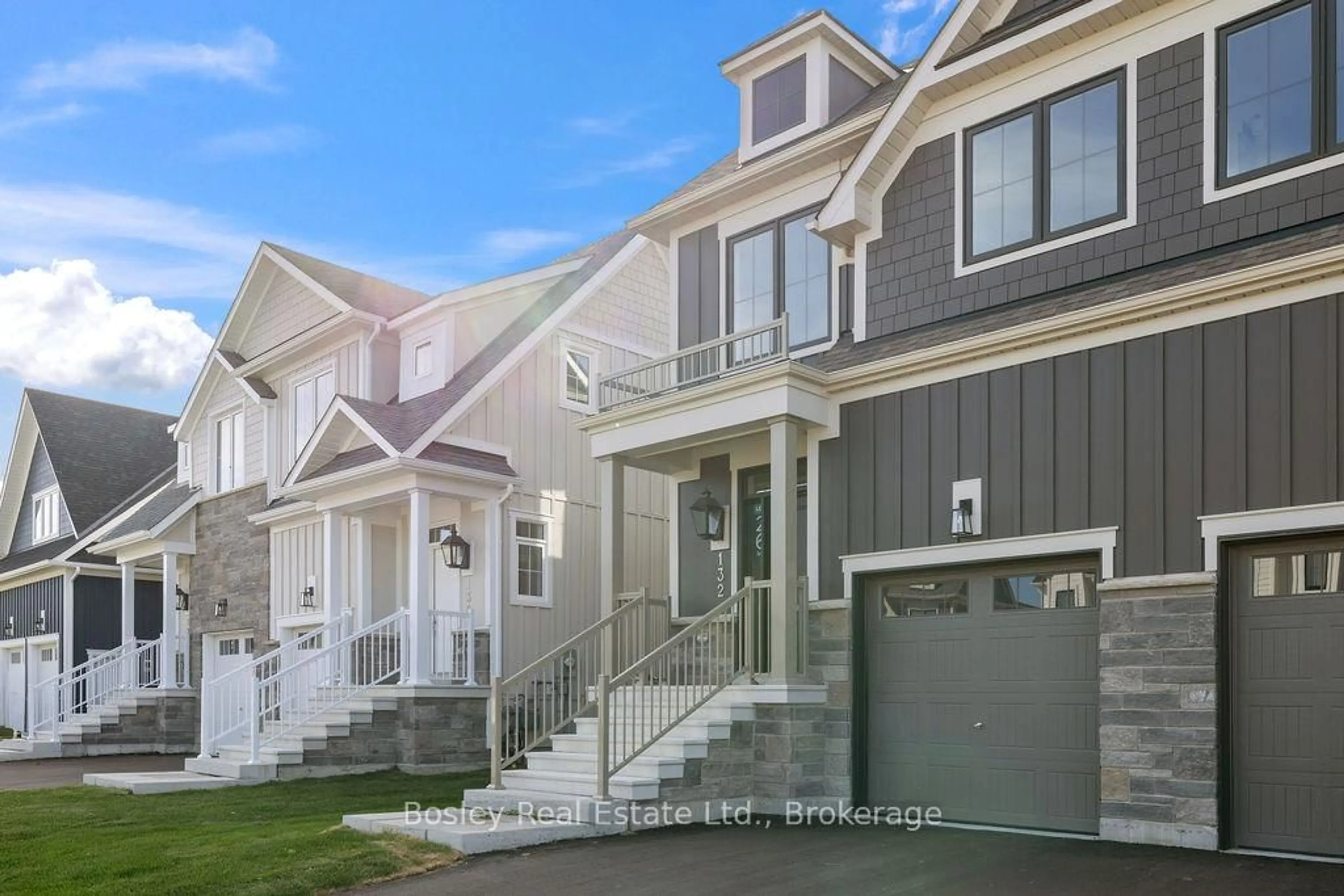 Home with vinyl exterior material, street for 132 WHITE OAK Cres, Blue Mountains Ontario L9Y 0Z3