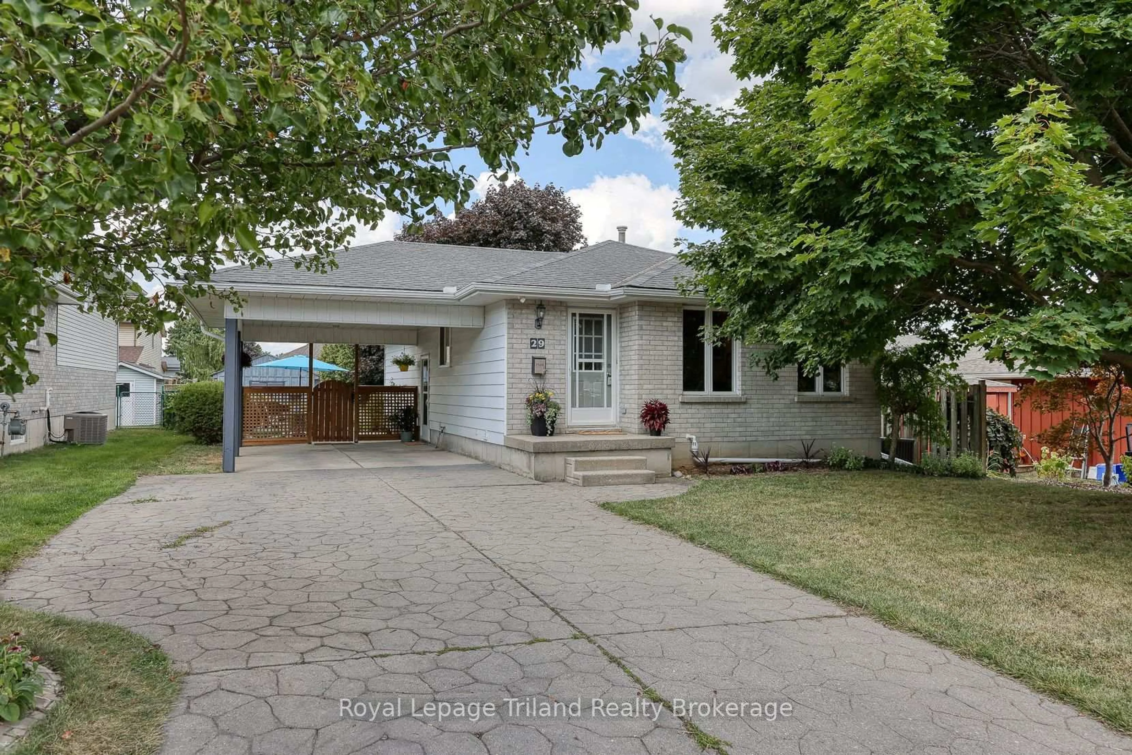 A pic from outside/outdoor area/front of a property/back of a property/a pic from drone, street for 29 Laurel Cres, Ingersoll Ontario N5C 3S9