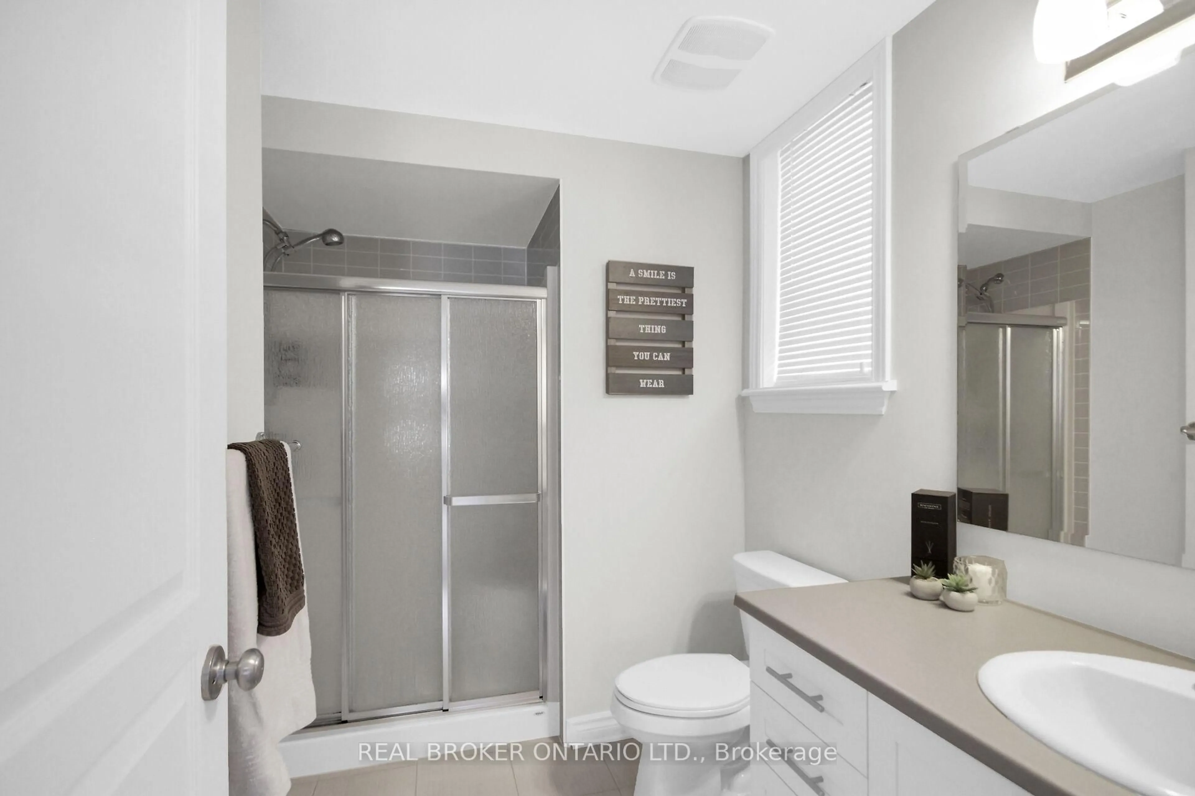 Standard bathroom, unknown for 1015 Beryl Private #B, Ottawa Ontario K1V 2M4