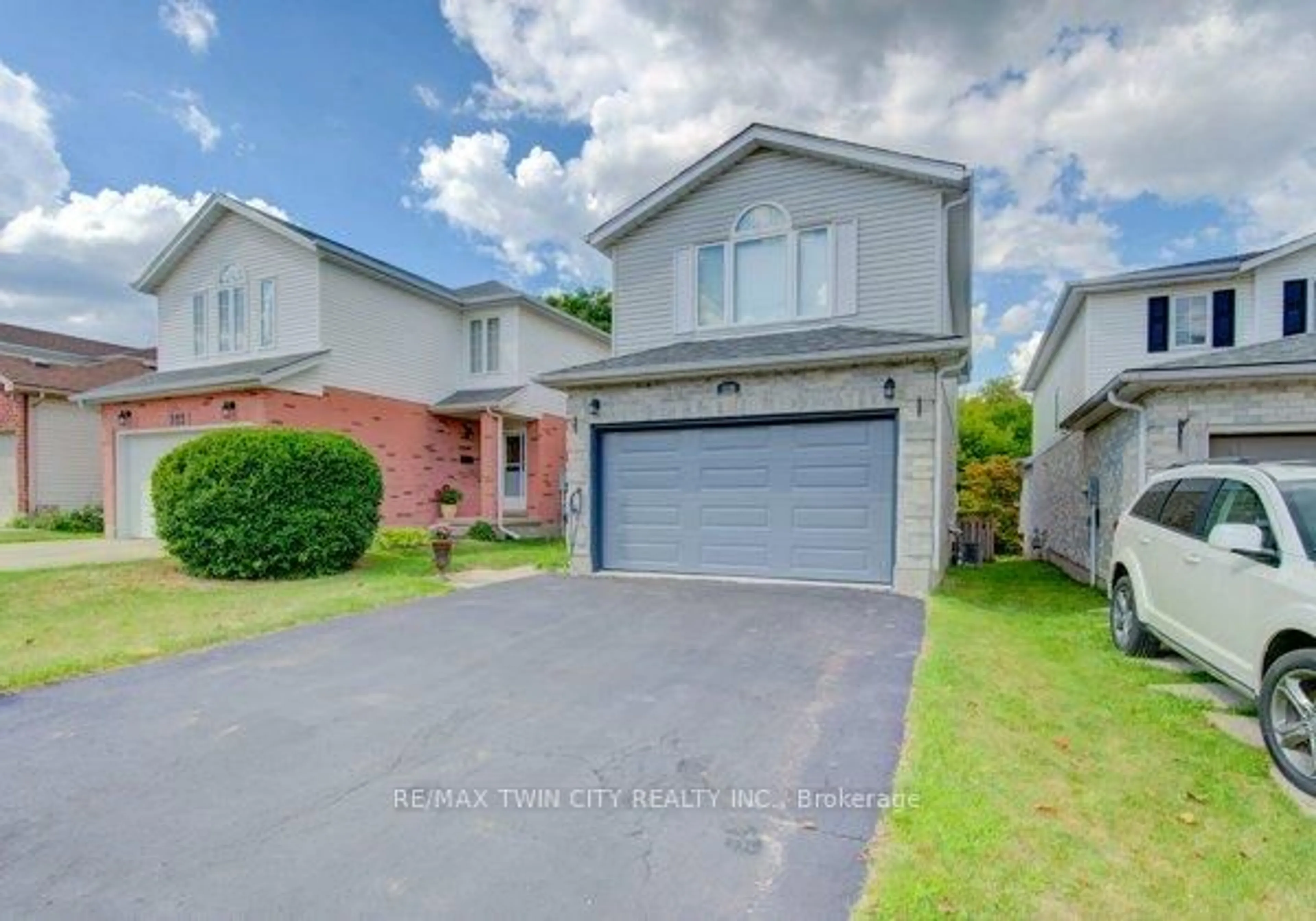 A pic from outside/outdoor area/front of a property/back of a property/a pic from drone, street for 320 Bankside Dr, Kitchener Ontario N2N 3K2