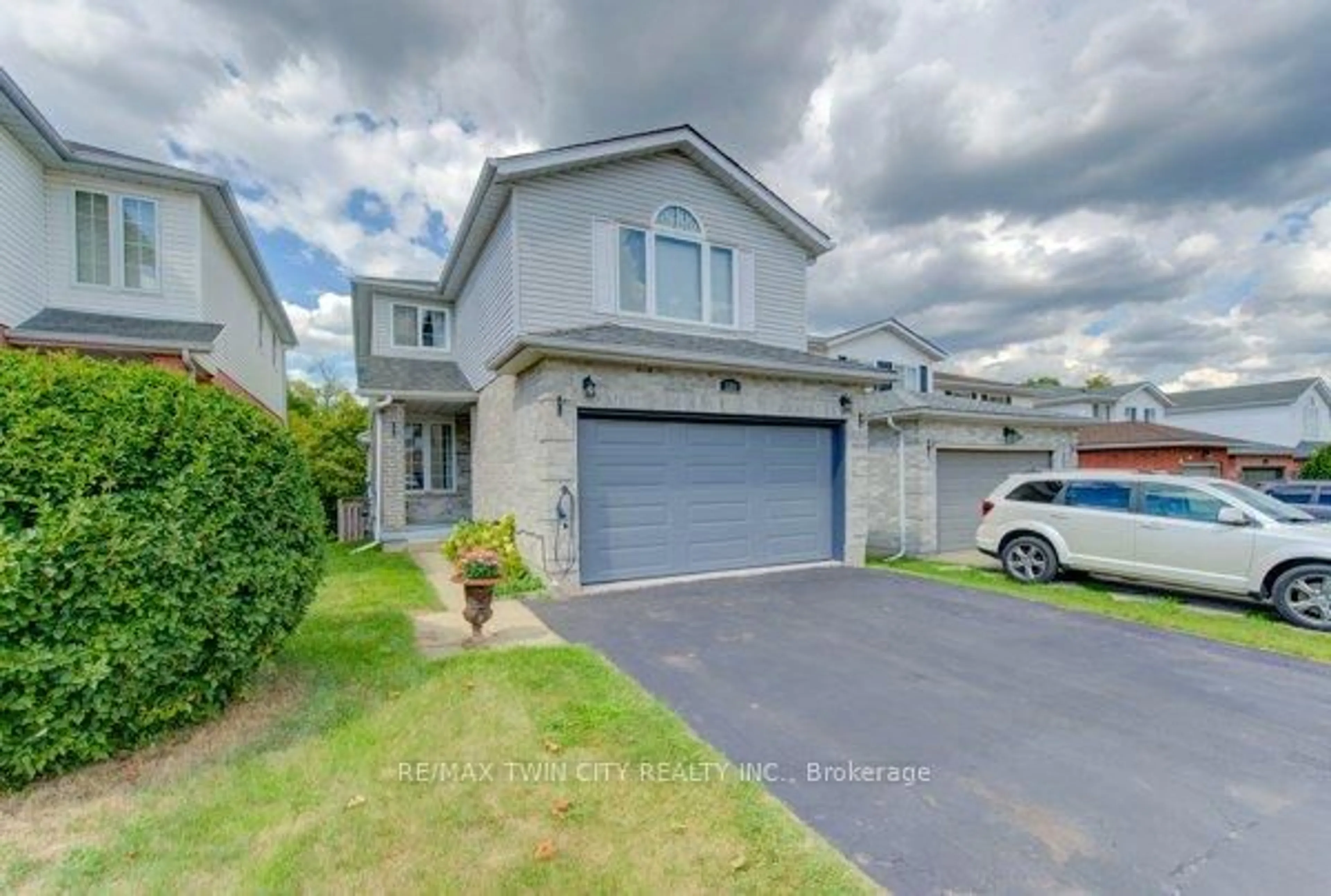 A pic from outside/outdoor area/front of a property/back of a property/a pic from drone, street for 320 Bankside Dr, Kitchener Ontario N2N 3K2