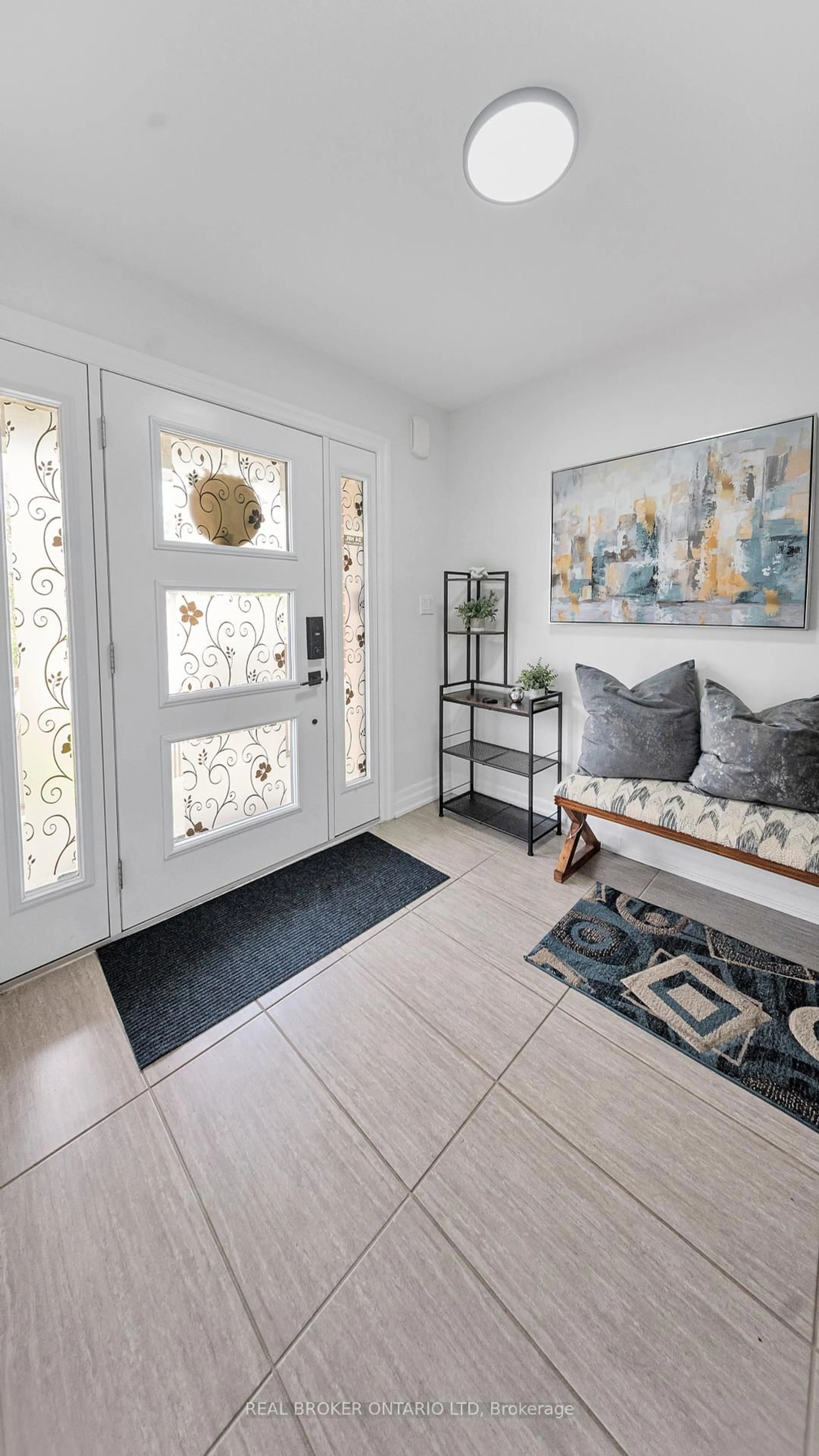 Indoor entryway for 2803 Sheffield Pl, London South Ontario N6M 0E5
