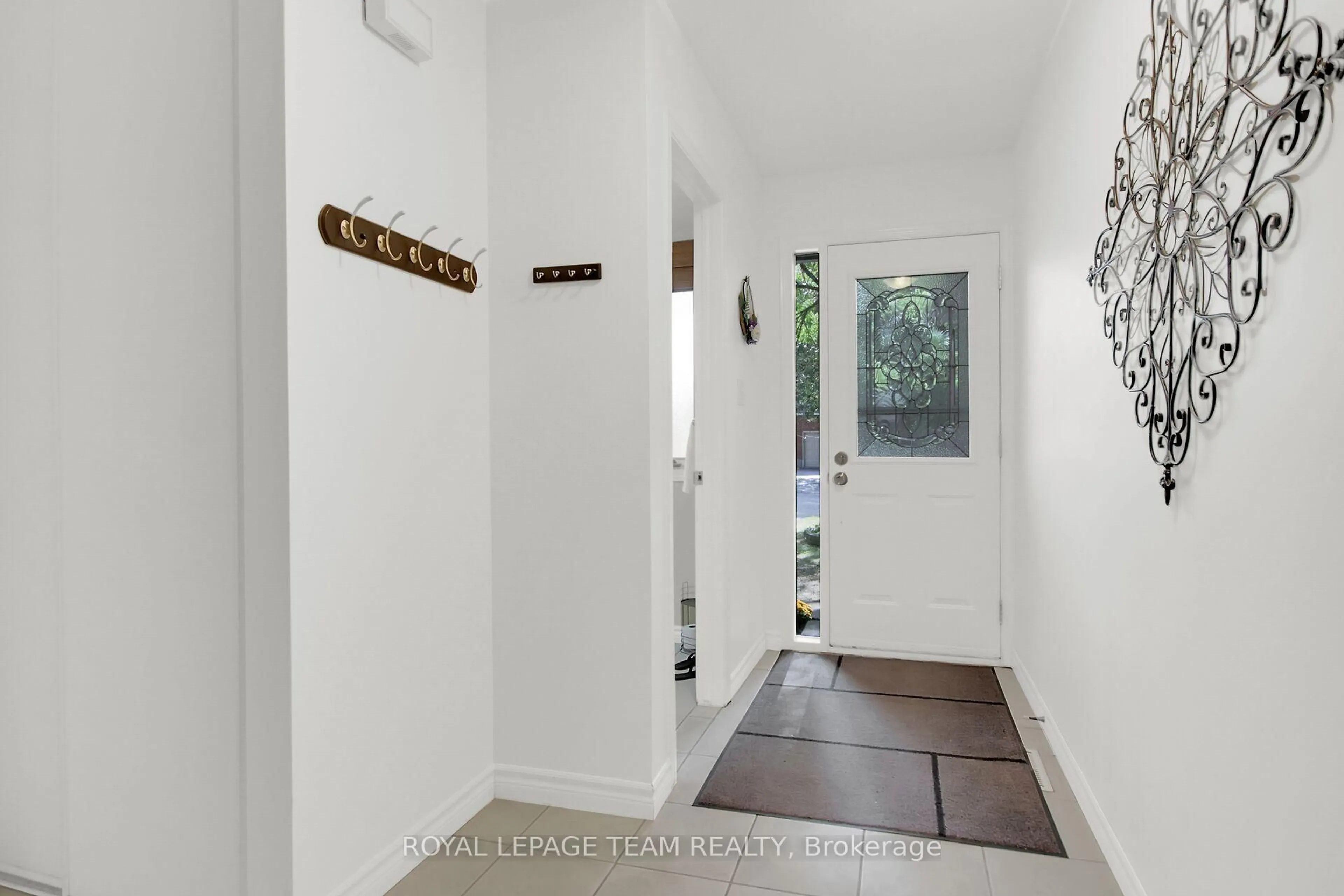 Indoor entryway for 75 Inverary Dr, Ottawa Ontario K2K 2S1
