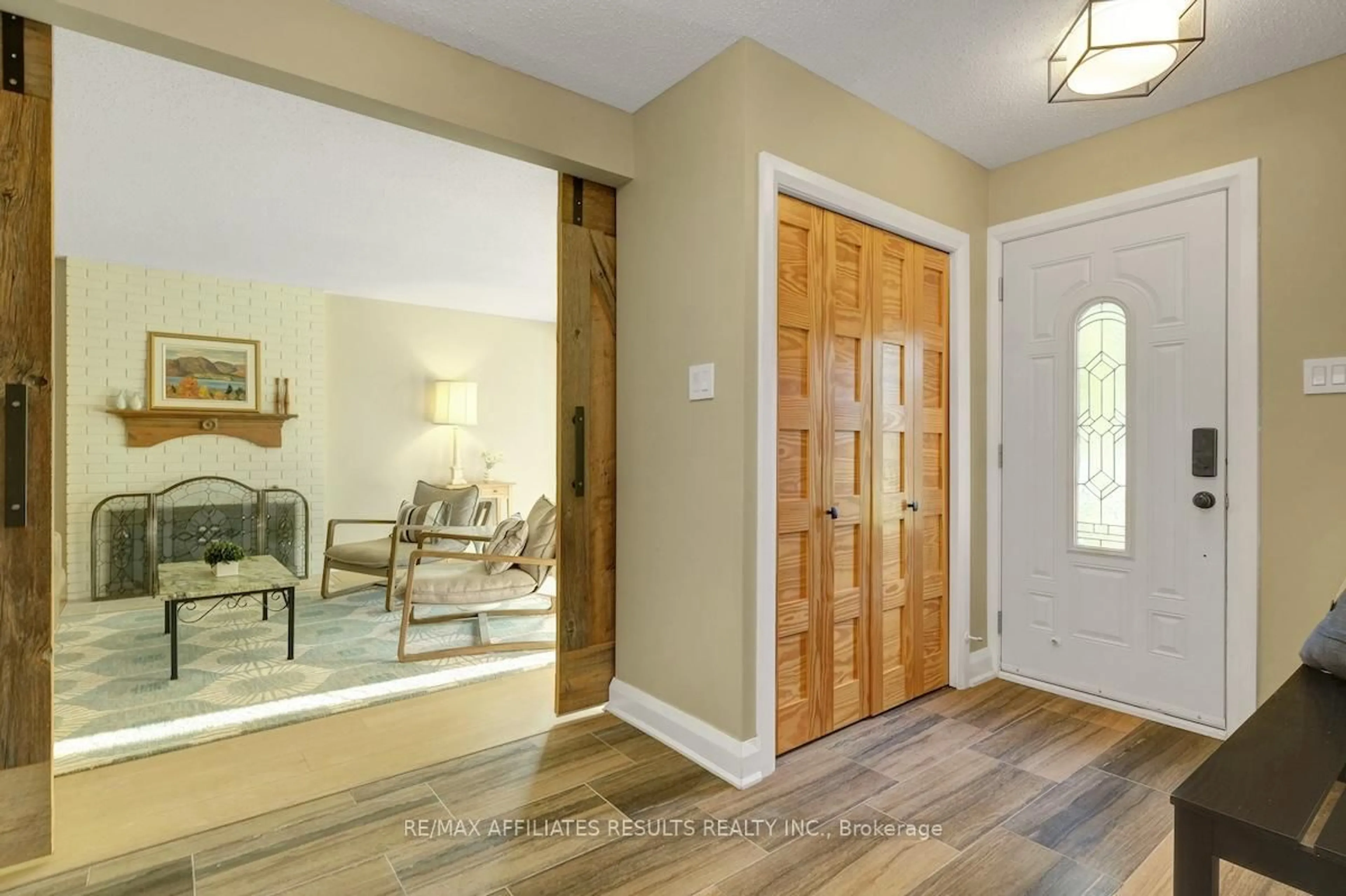 Indoor entryway for 5 Tiffany Cres, Kanata Ontario K2K 1W1