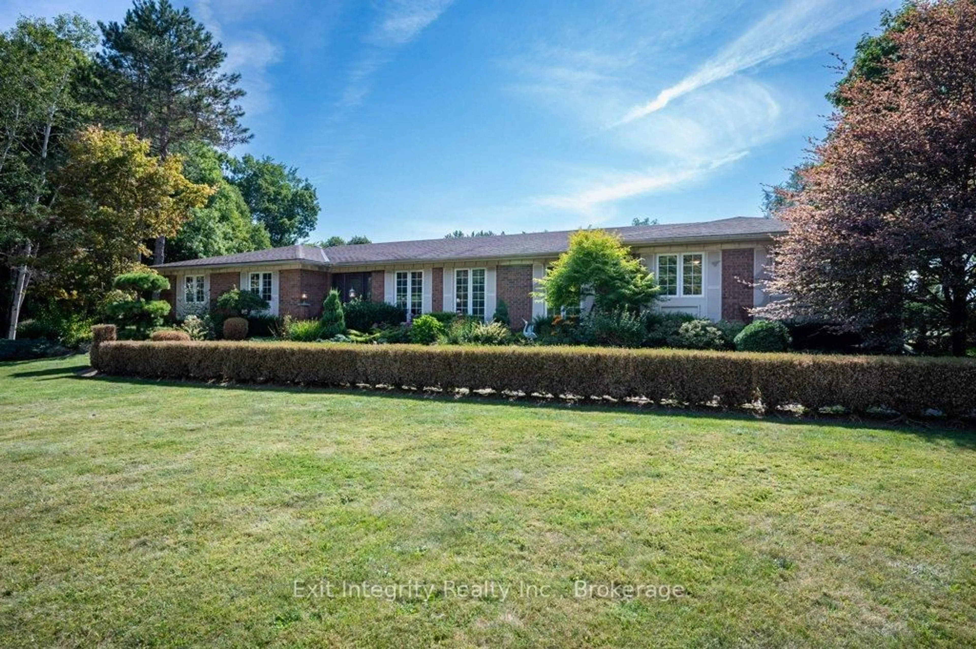 A pic from outside/outdoor area/front of a property/back of a property/a pic from drone, street for 3 Meadowbrook Crt, Brant Ontario N0E 1N0