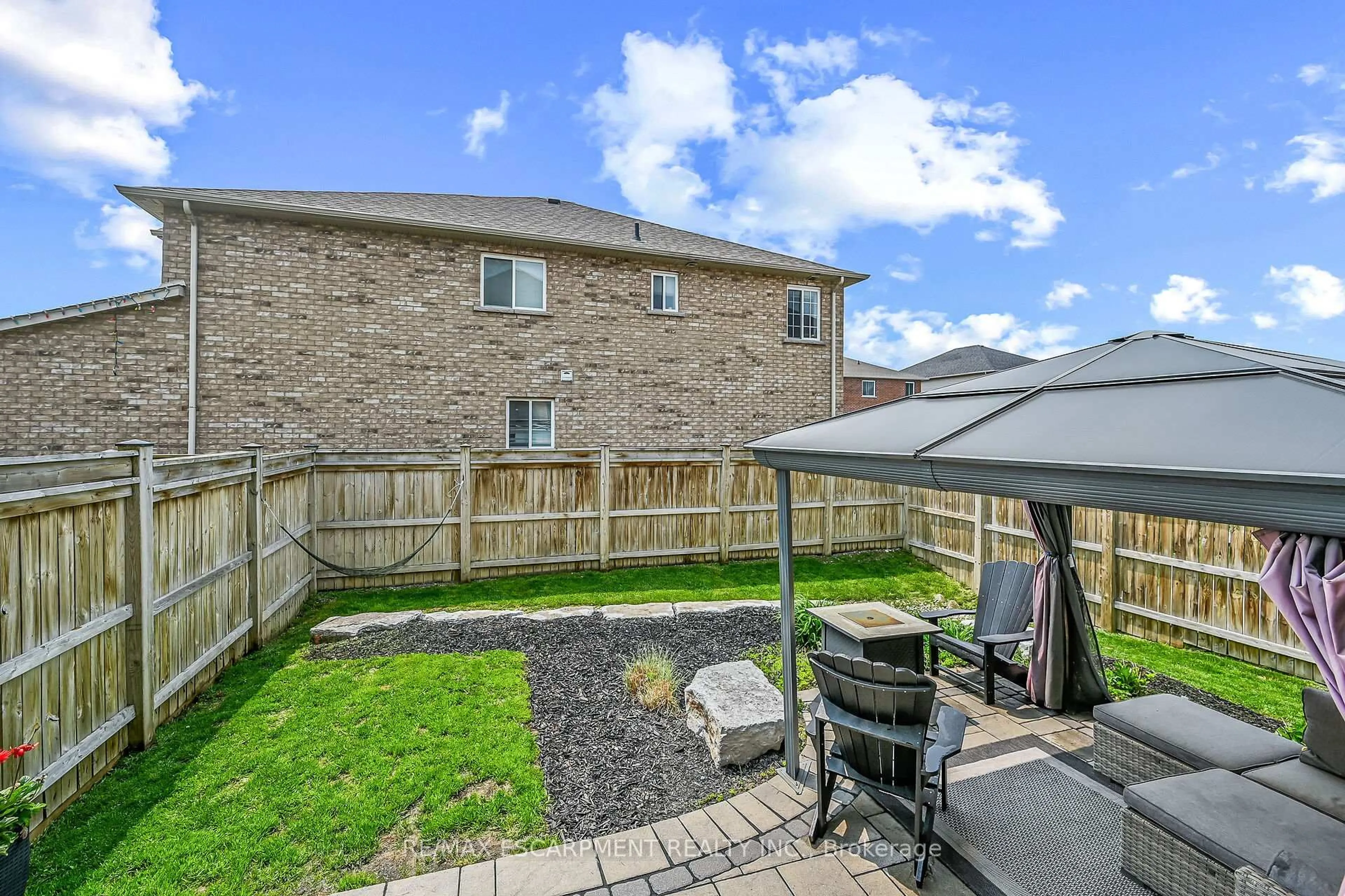 Patio, street for 8 CHARTWELL Circ, Hamilton Ontario L9A 0B6