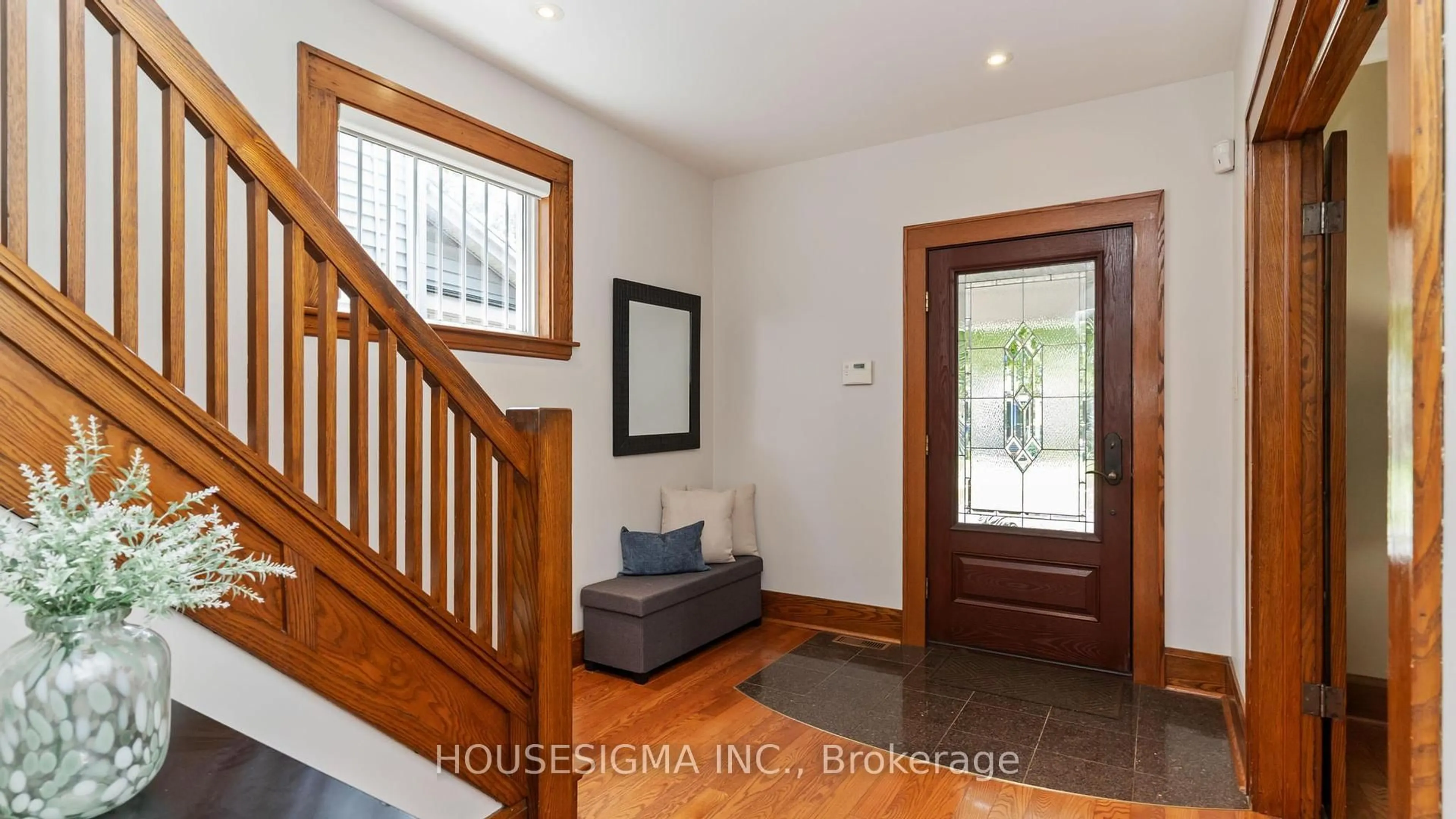Indoor entryway for 15 Margaret St, St. Thomas Ontario N5R 3H6