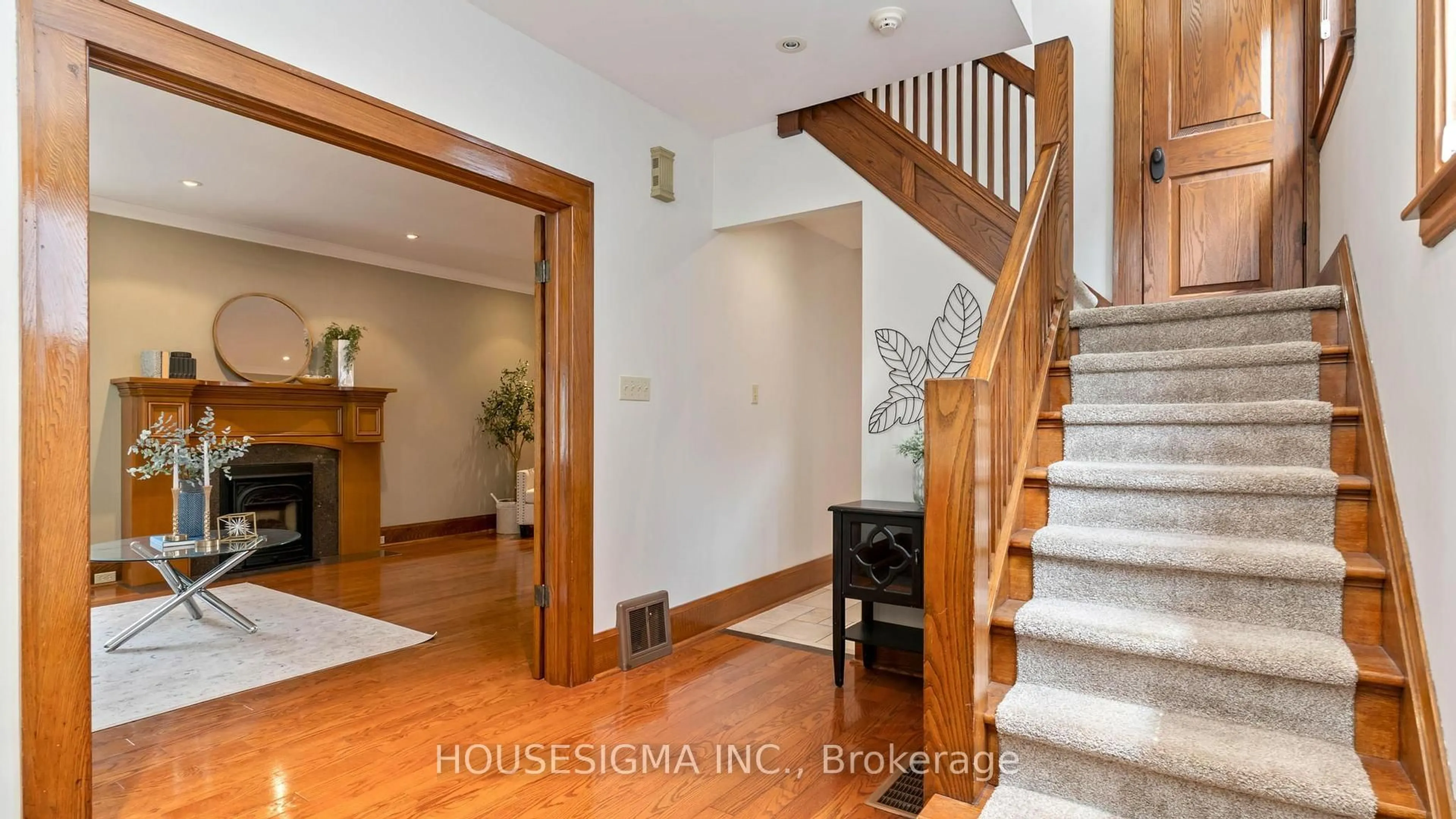 Indoor foyer for 15 Margaret St, St. Thomas Ontario N5R 3H6