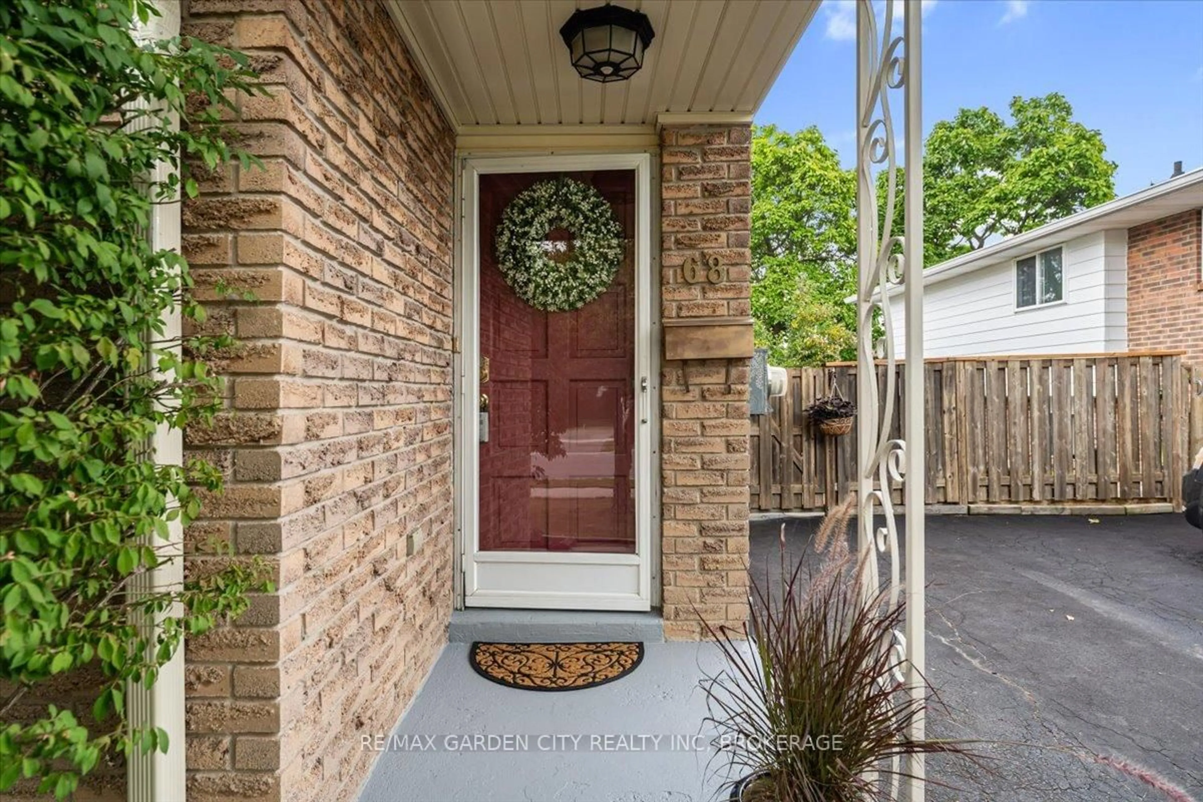 Indoor entryway for 68 Barrington Dr, Welland Ontario L3C 5Z9