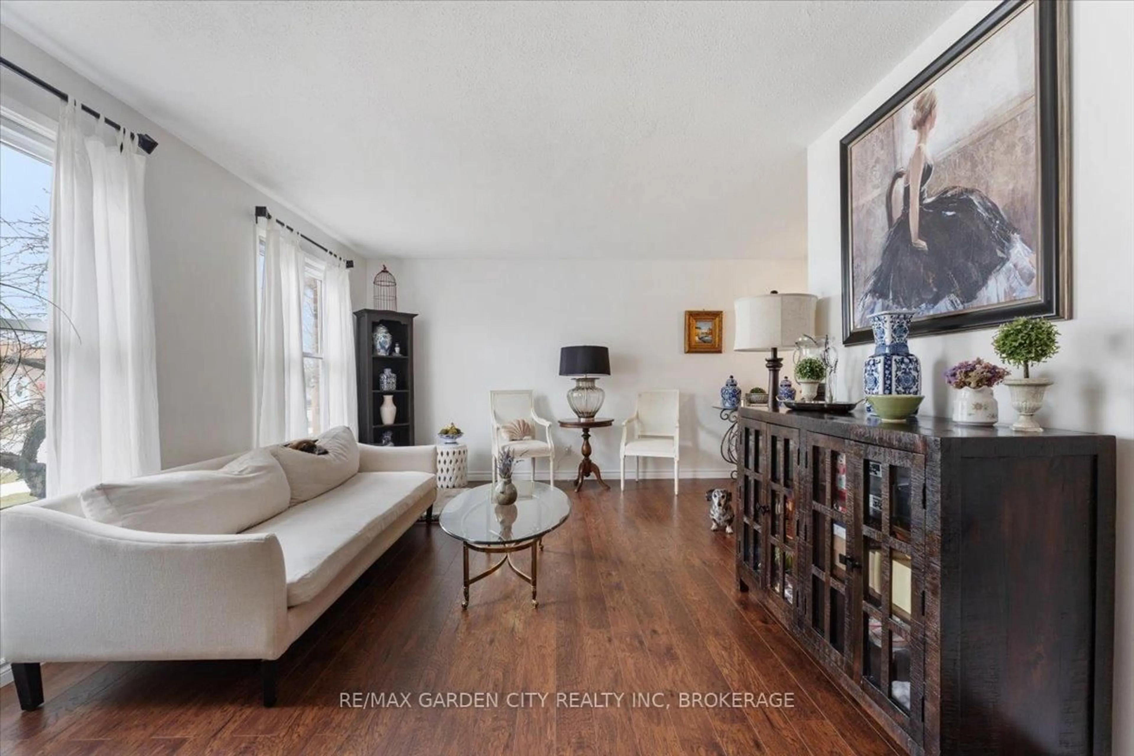Living room with furniture, wood/laminate floor for 68 Barrington Dr, Welland Ontario L3C 5Z9