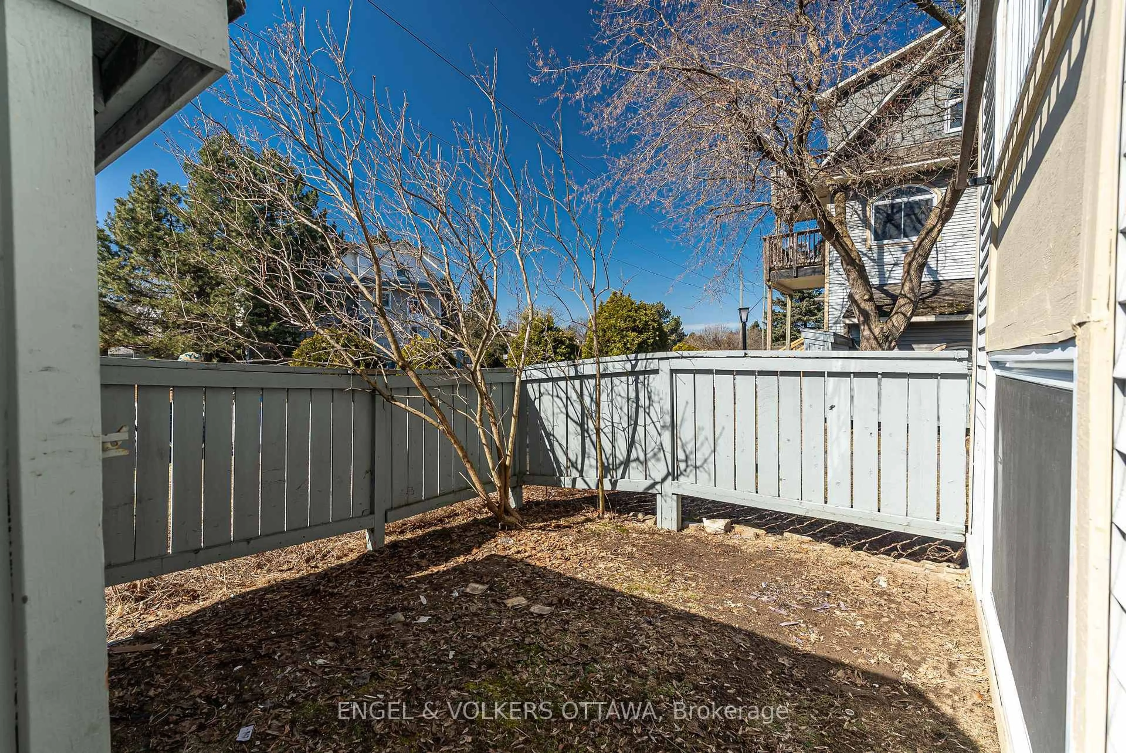A pic from outside/outdoor area/front of a property/back of a property/a pic from drone, unknown for 1504 Tanguay Crt, Ottawa Ontario K2L 3X8