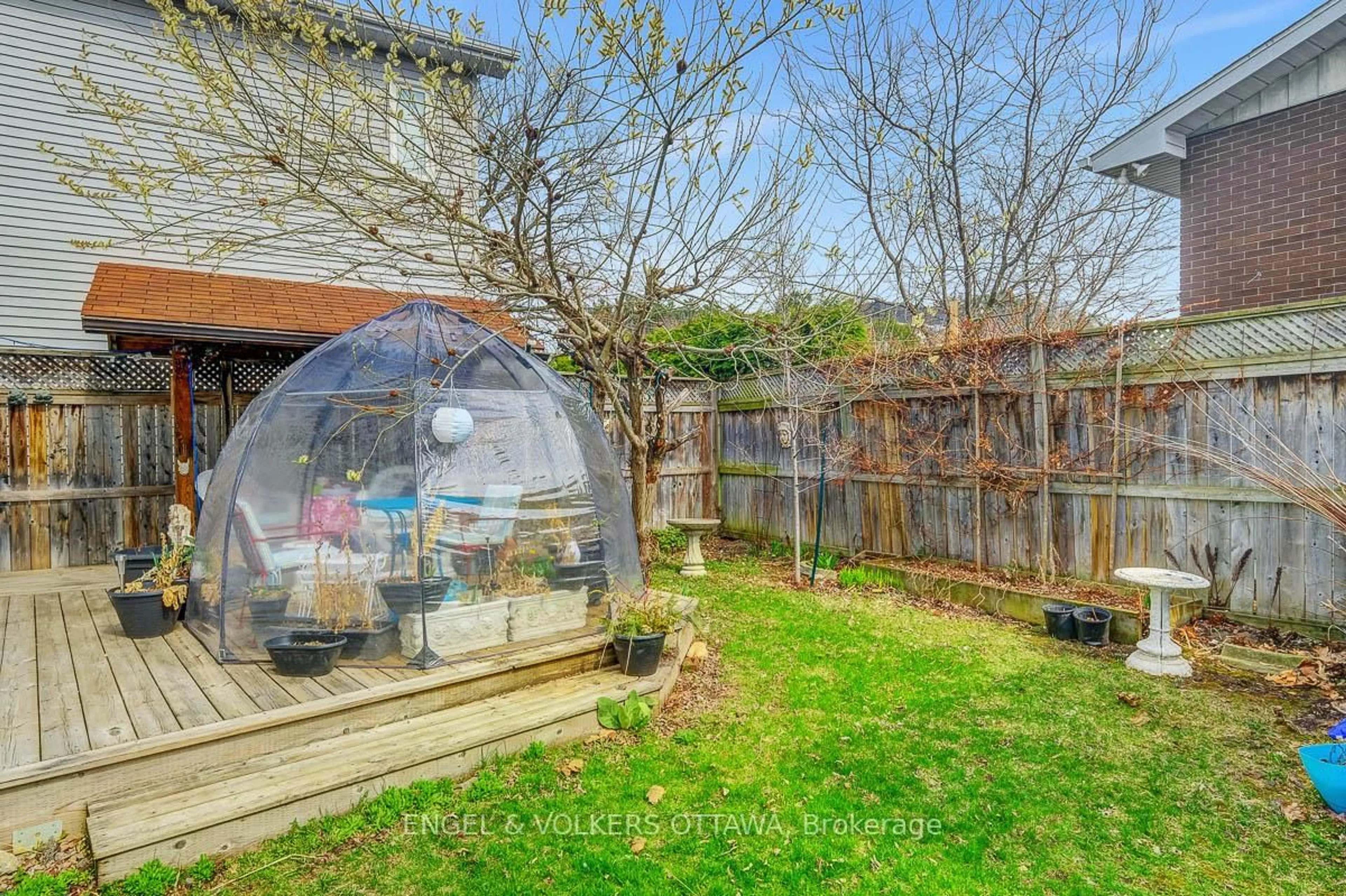 Patio, unknown for 989 Bakervale Dr, Ottawa Ontario K1Z 6N7