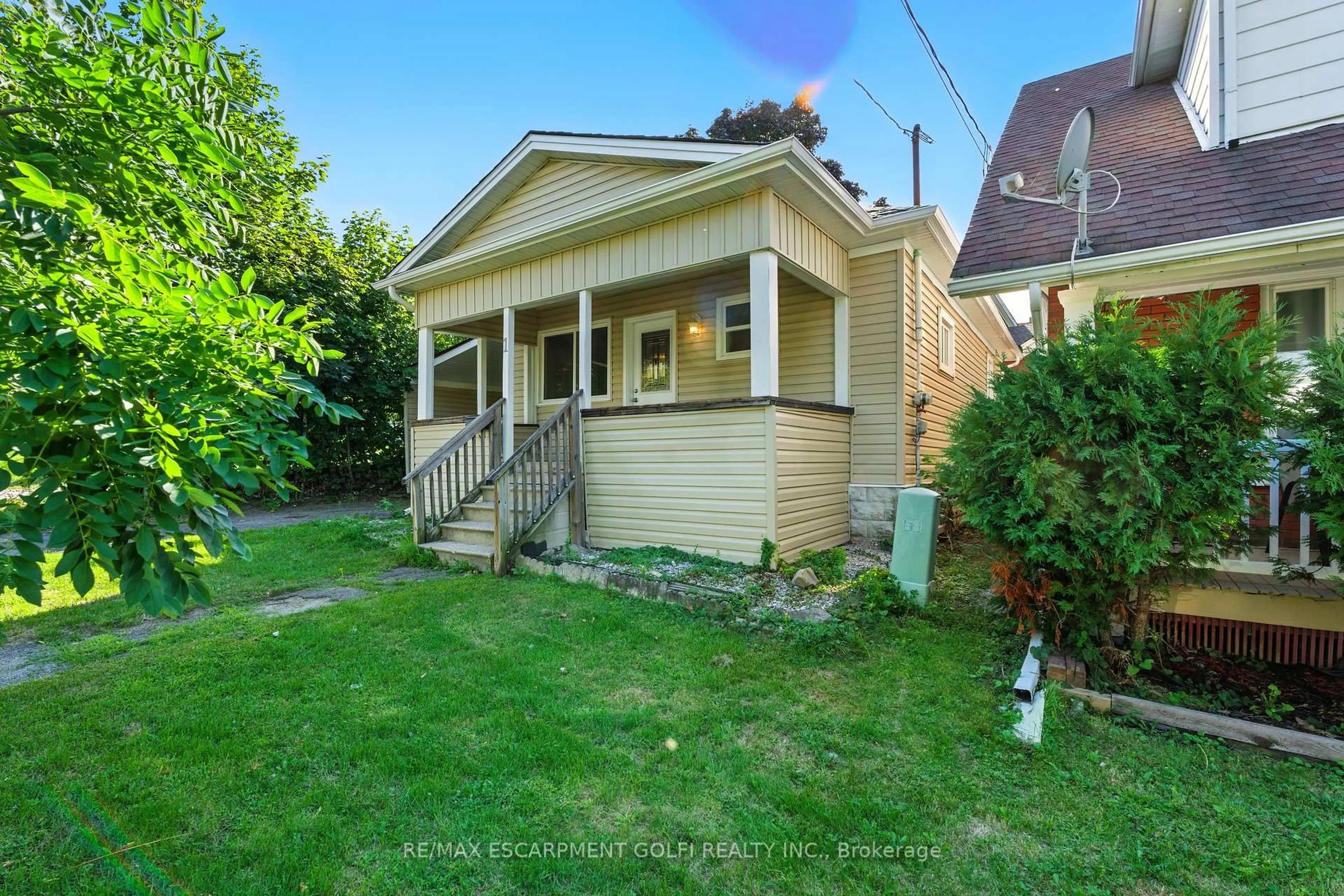 Patio, street for 1 Berryman Ave, St. Catharines Ontario L2R 3W8