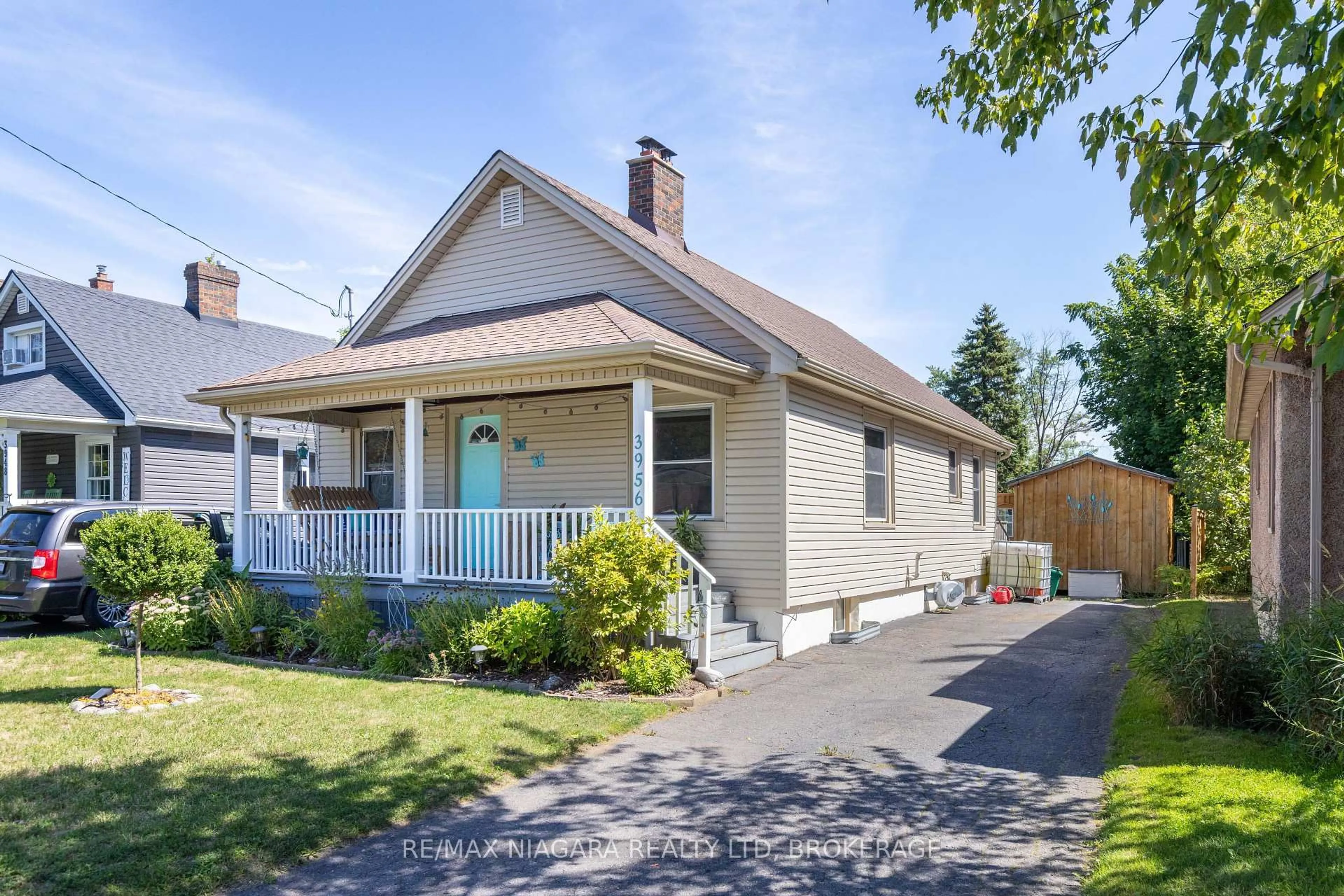 Home with vinyl exterior material, street for 3956 St James Ave, Niagara Falls Ontario L2J 2R3