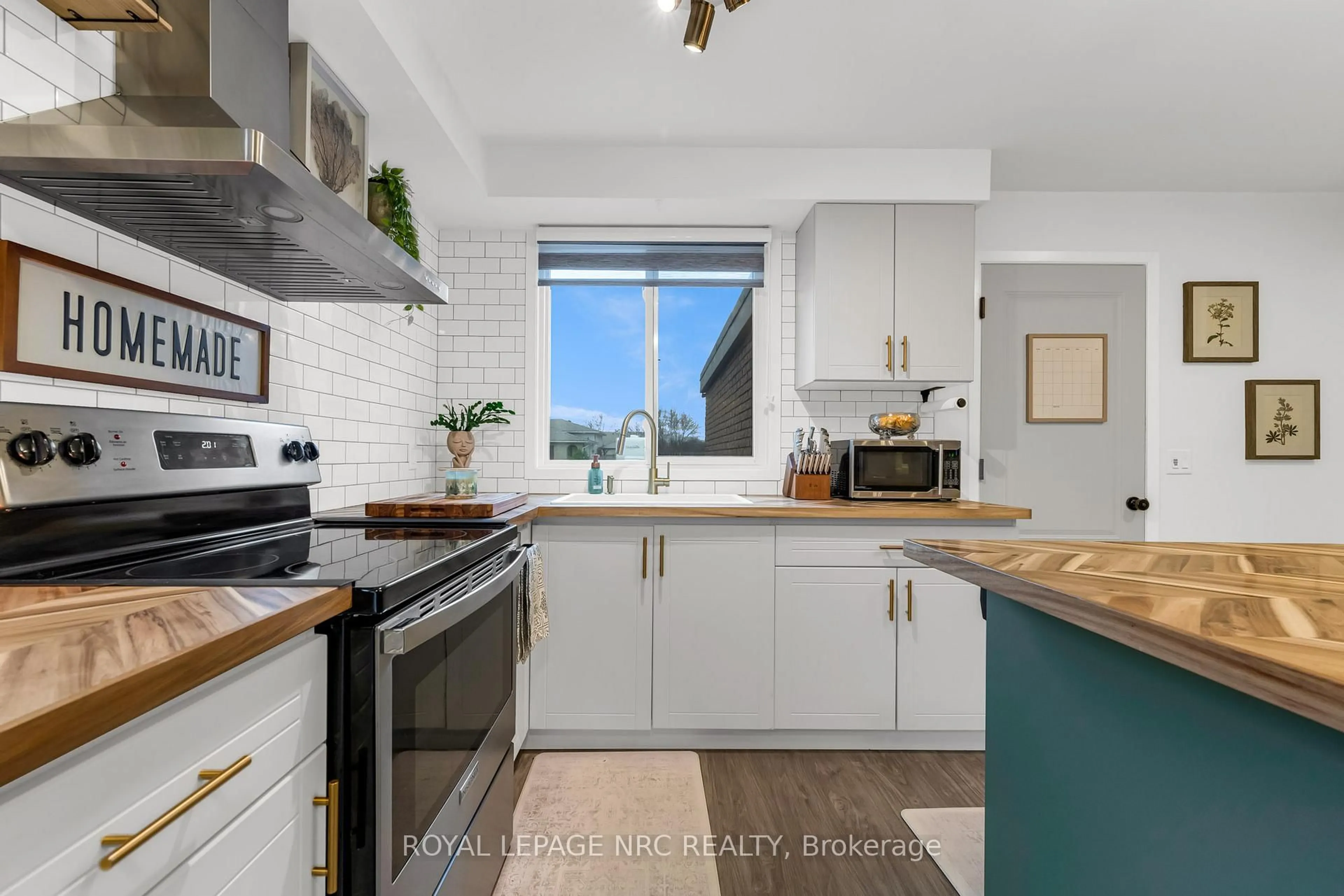 Open concept kitchen, unknown for 34 Dodds Crt, Fort Erie Ontario L2A 5Z2