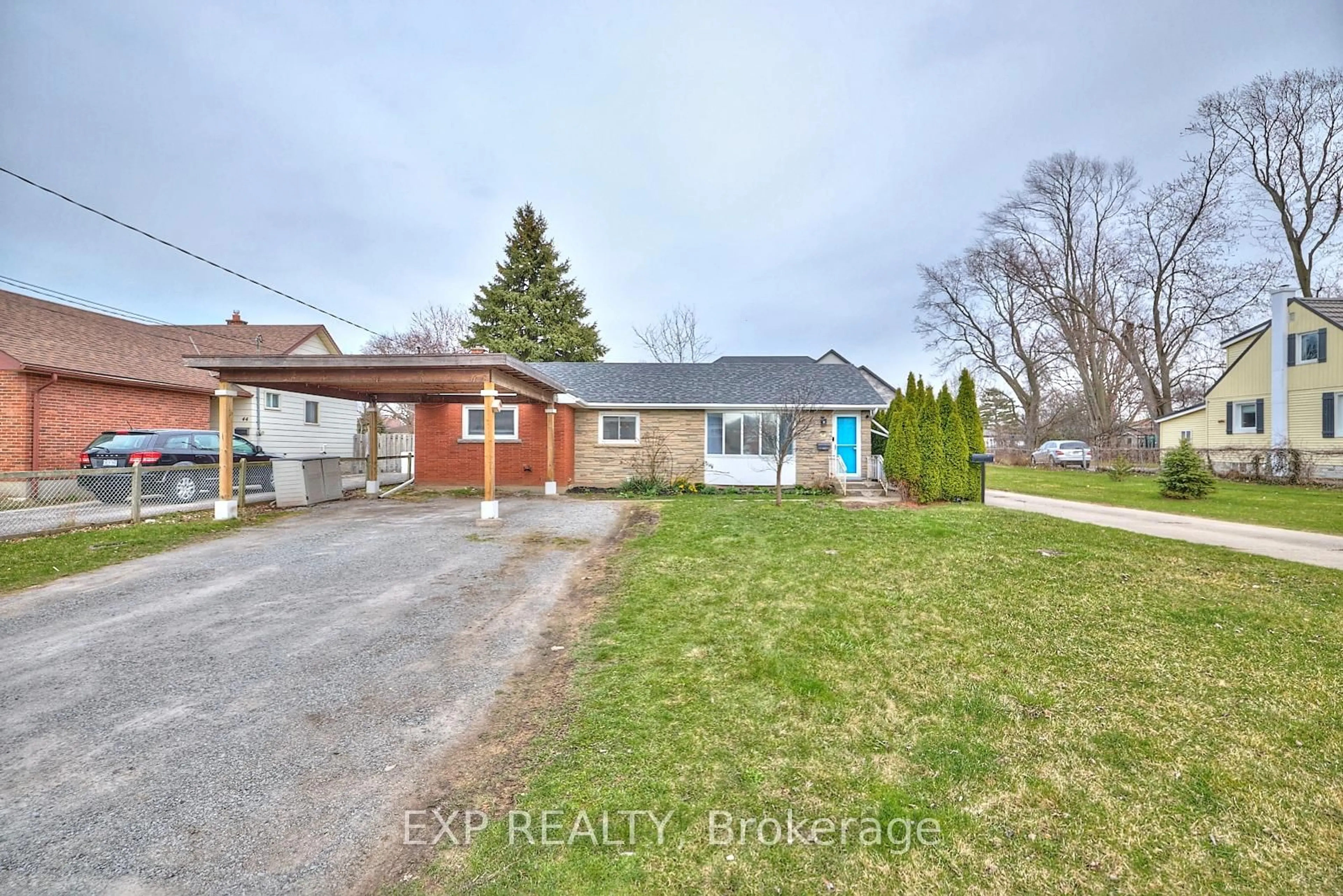 A pic from outside/outdoor area/front of a property/back of a property/a pic from drone, street for 42 Louth St, St. Catharines Ontario L2S 2T4