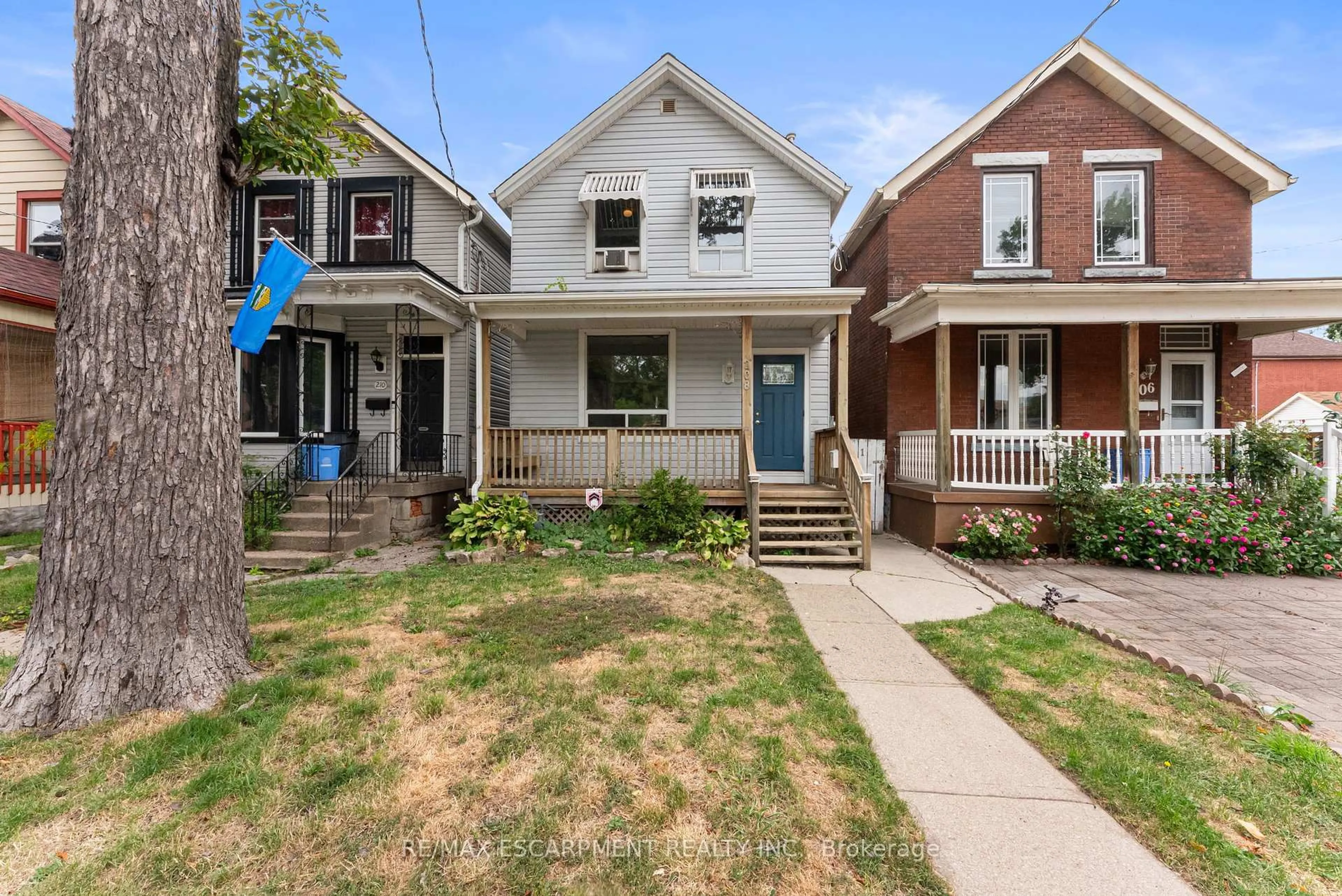 Home with brick exterior material, street for 208 East Ave, Hamilton Ontario L8L 5J3
