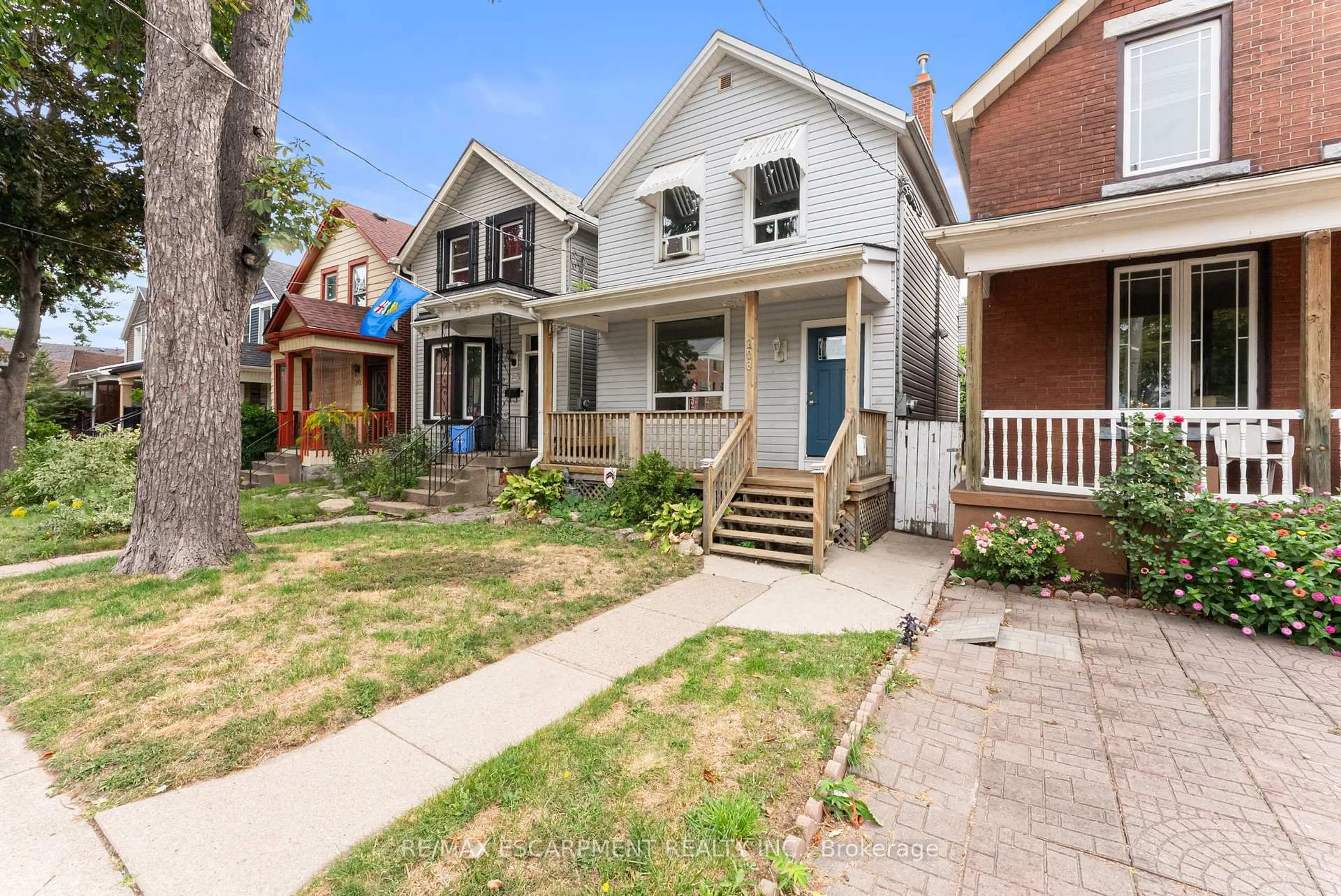 Home with brick exterior material, street for 208 East Ave, Hamilton Ontario L8L 5J3