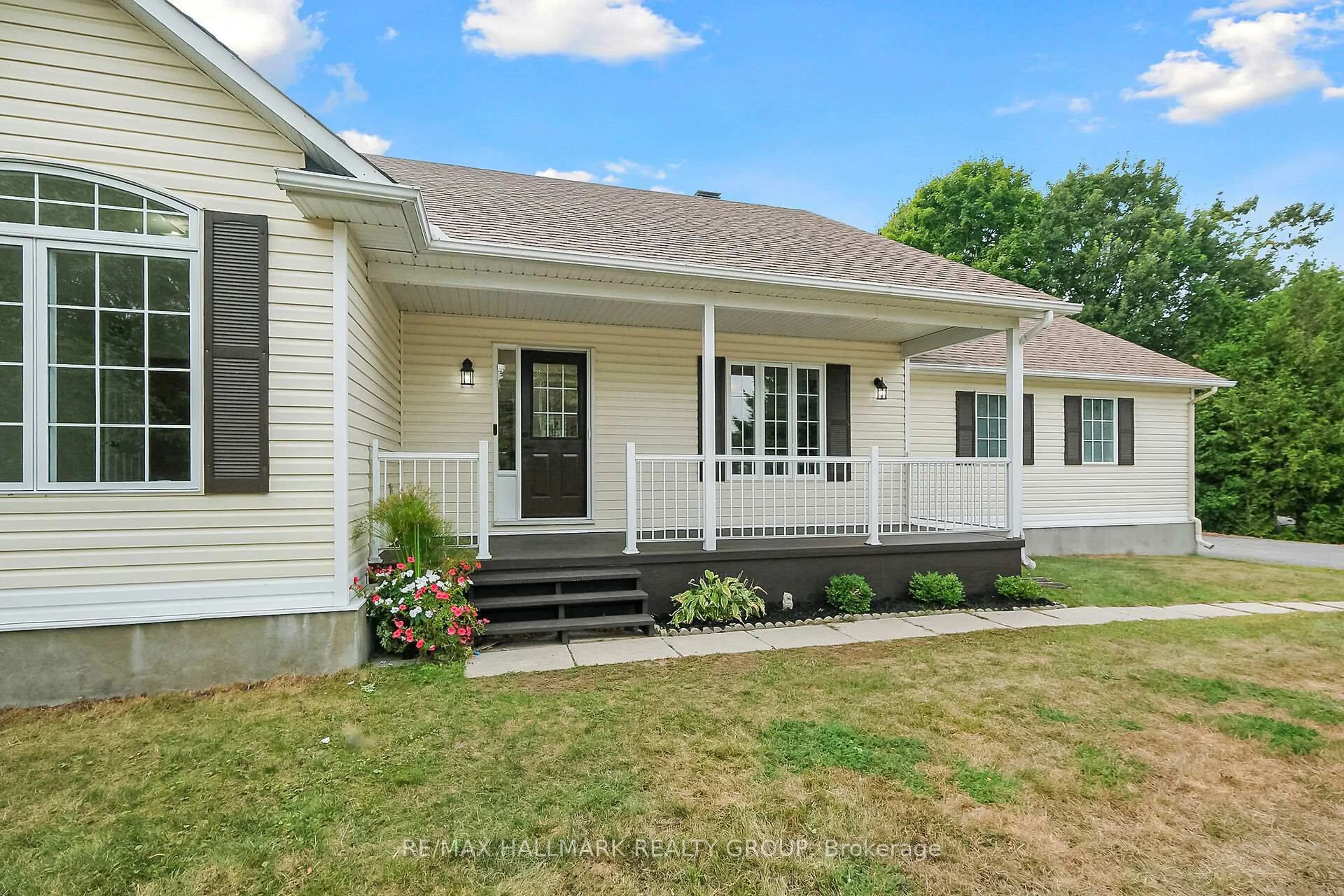 Home with vinyl exterior material, street for 207 Northcote Dr, Carleton Place Ontario K7C 0C4