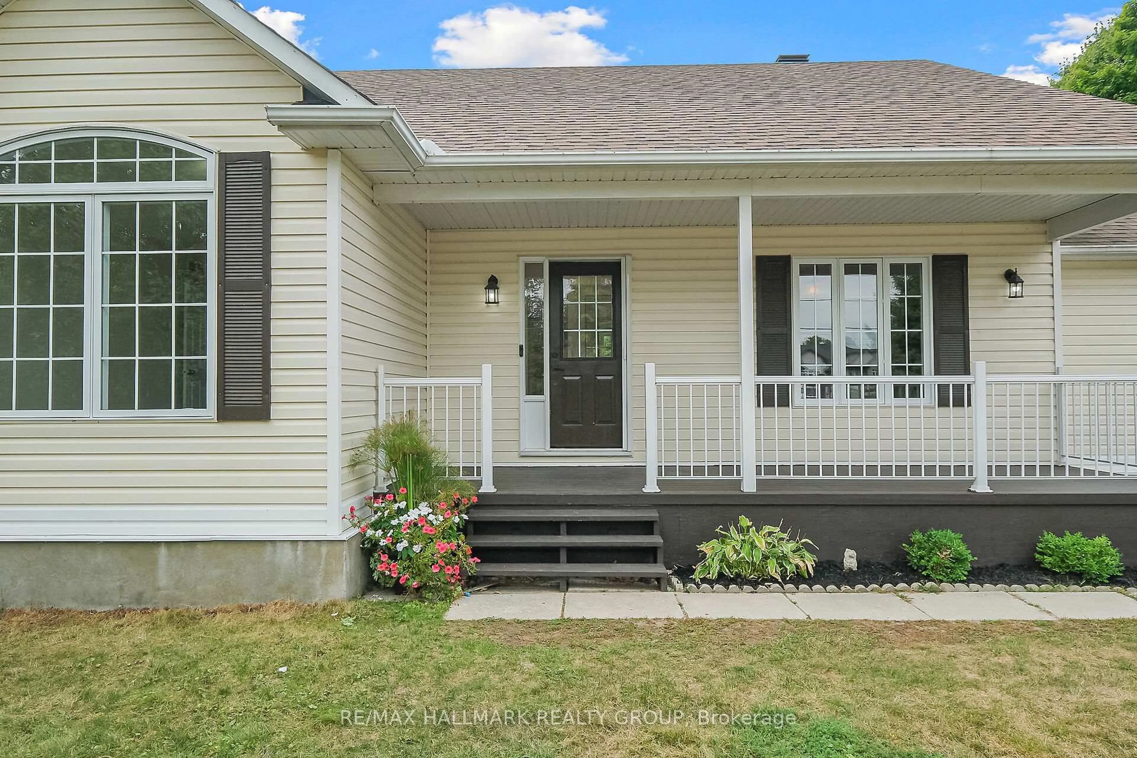 Home with vinyl exterior material, street for 207 Northcote Dr, Carleton Place Ontario K7C 0C4