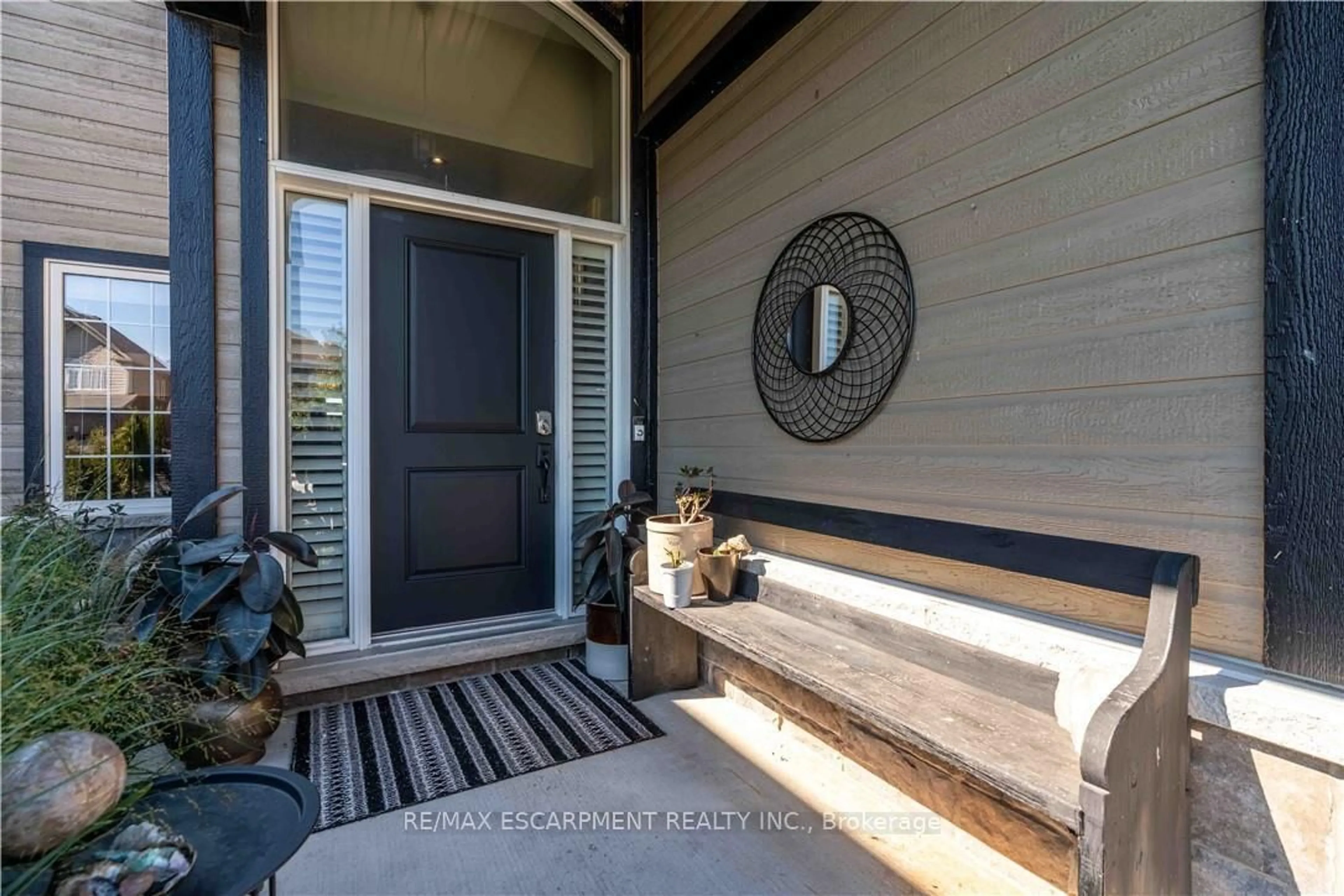 Indoor entryway for 95 Greti Dr, Hamilton Ontario L9B 0E3