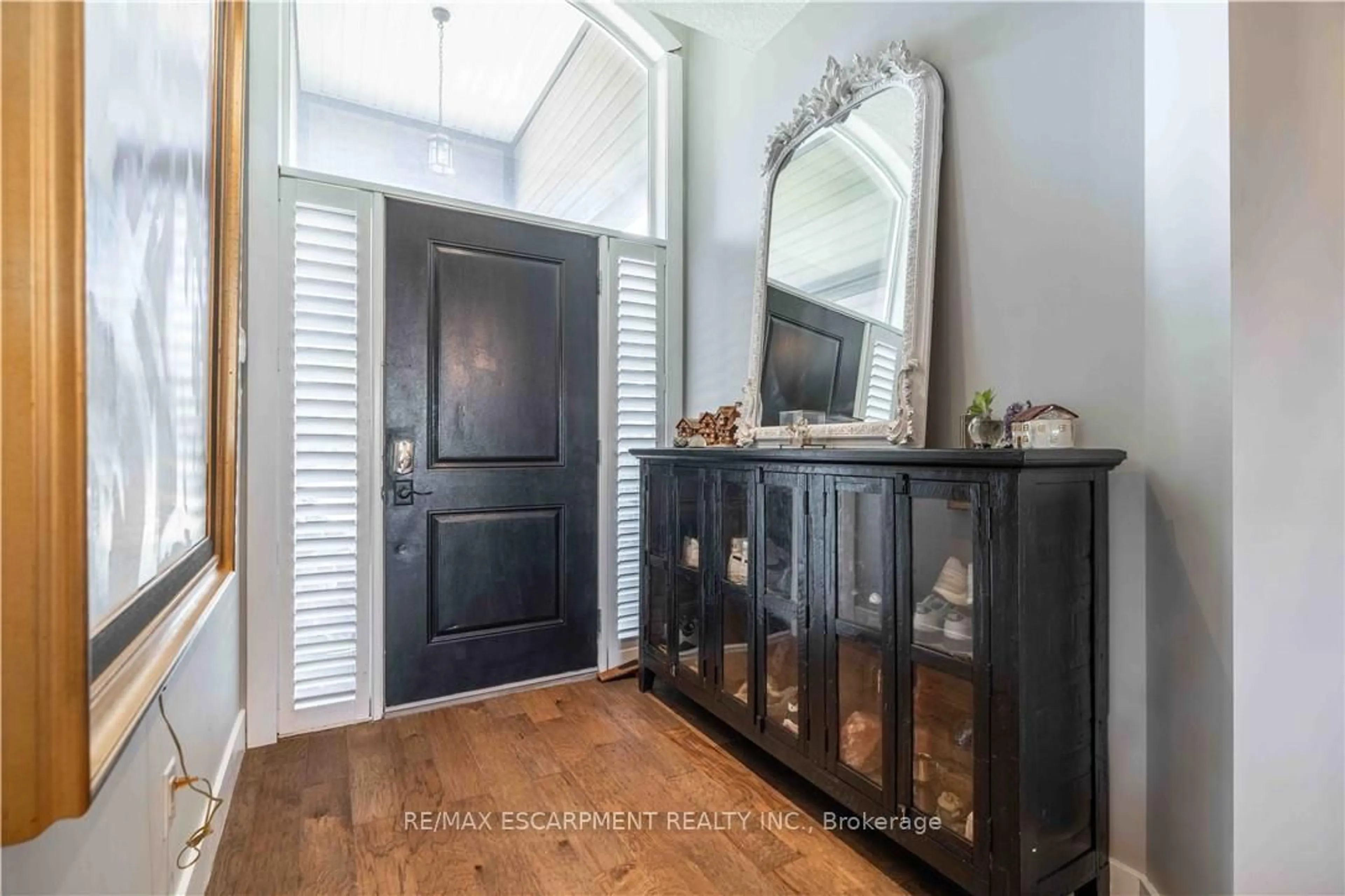 Indoor entryway for 95 Greti Dr, Hamilton Ontario L9B 0E3