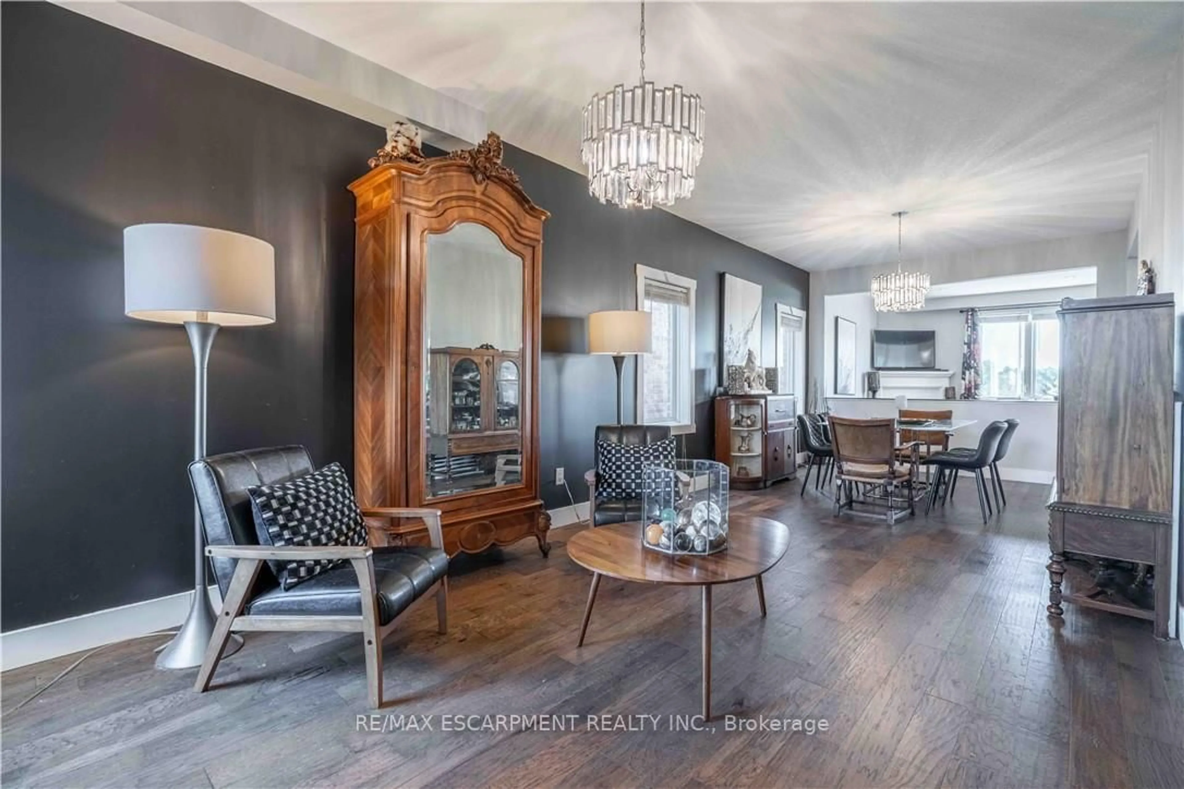 Living room with furniture, wood/laminate floor for 95 Greti Dr, Hamilton Ontario L9B 0E3