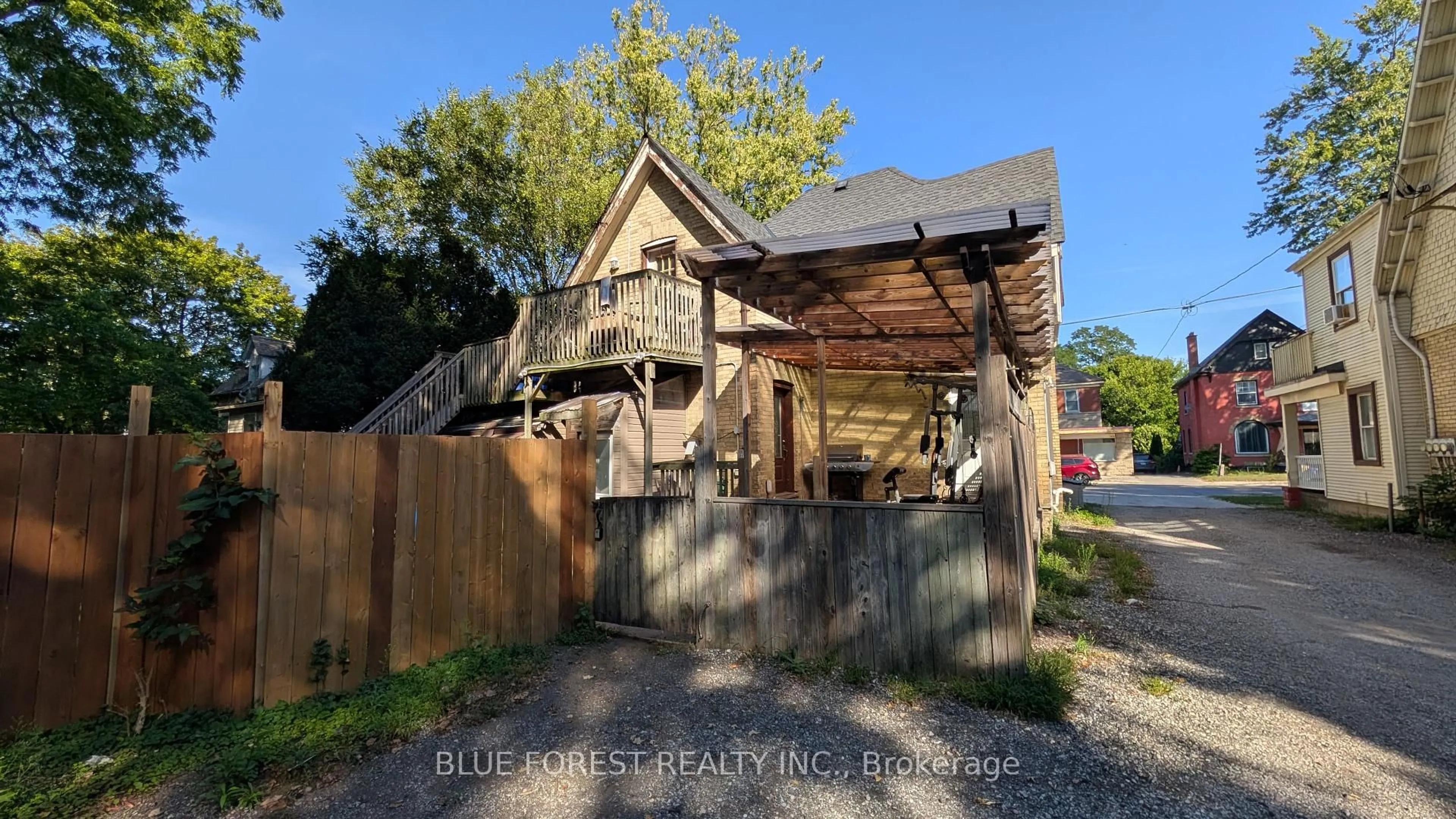 A pic from outside/outdoor area/front of a property/back of a property/a pic from drone, street for 94 Stanley St, London South Ontario N6C 1B1