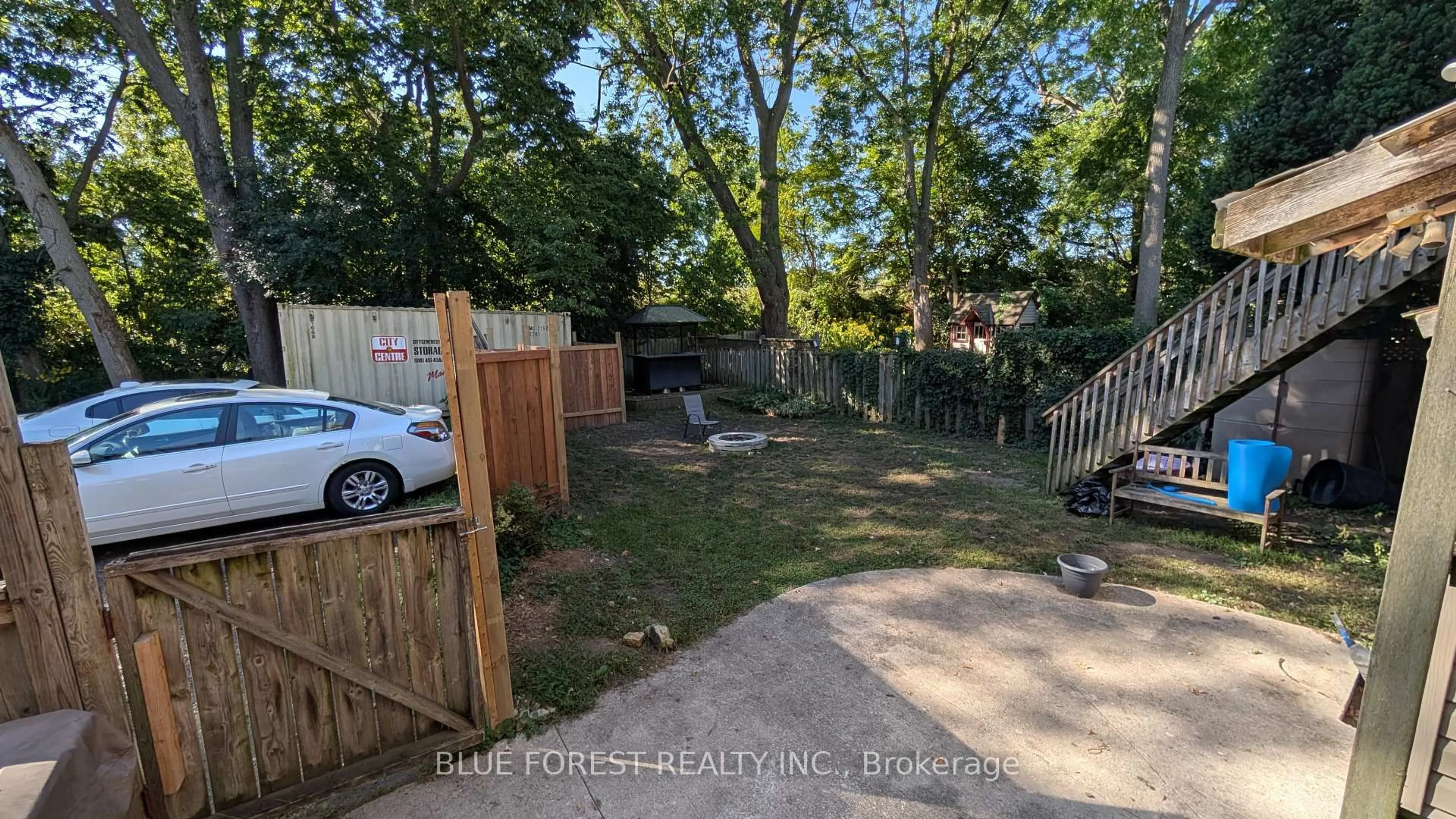 A pic from outside/outdoor area/front of a property/back of a property/a pic from drone, street for 94 Stanley St, London South Ontario N6C 1B1
