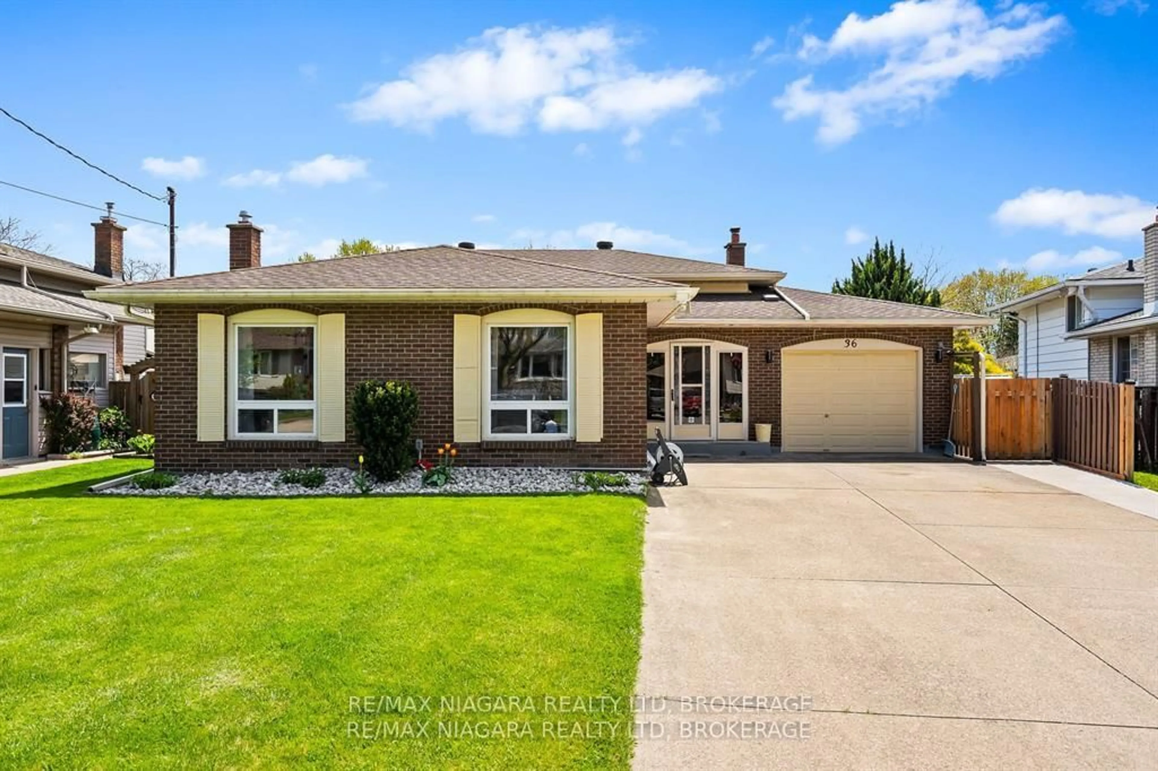 Home with vinyl exterior material, street for 36 BENDINGROAD Cres, St. Catharines Ontario L2N 5R5