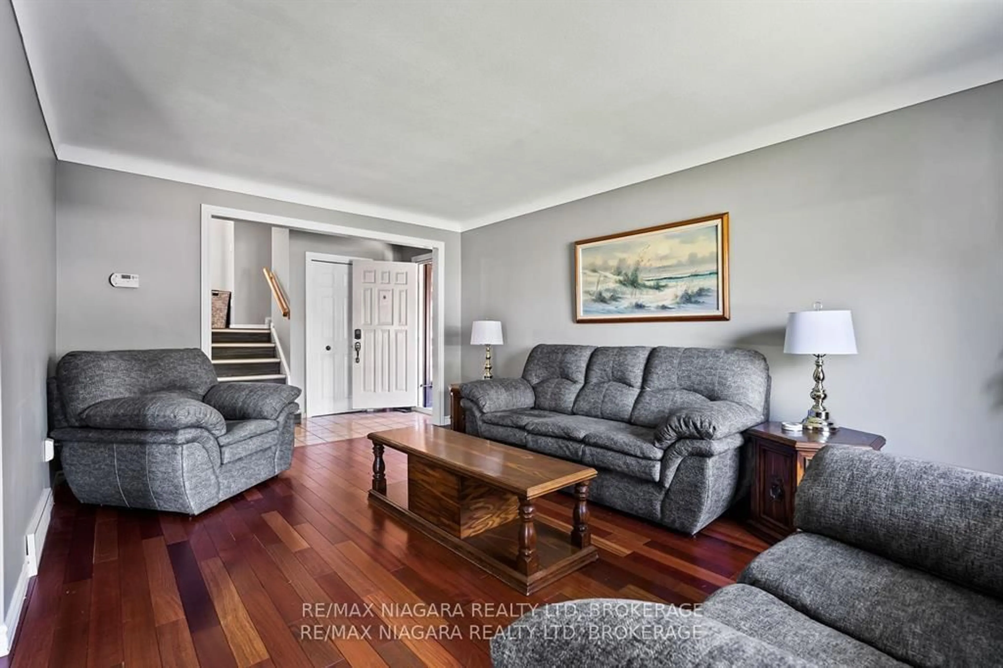 Living room with furniture, unknown for 36 BENDINGROAD Cres, St. Catharines Ontario L2N 5R5