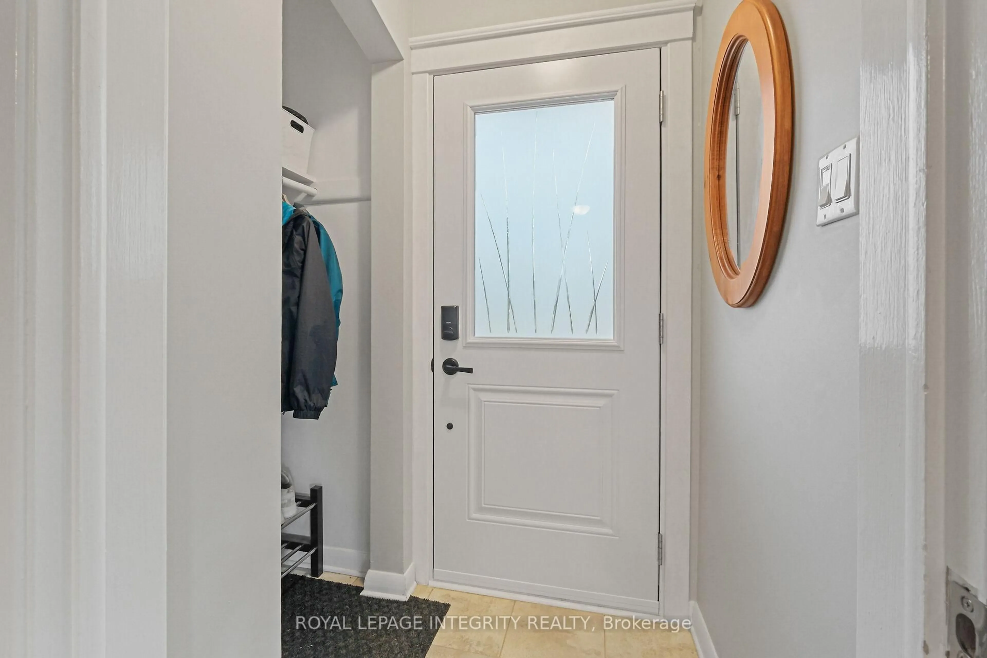 Indoor entryway for 840 Cork St, Ottawa Ontario K1G 1Y2