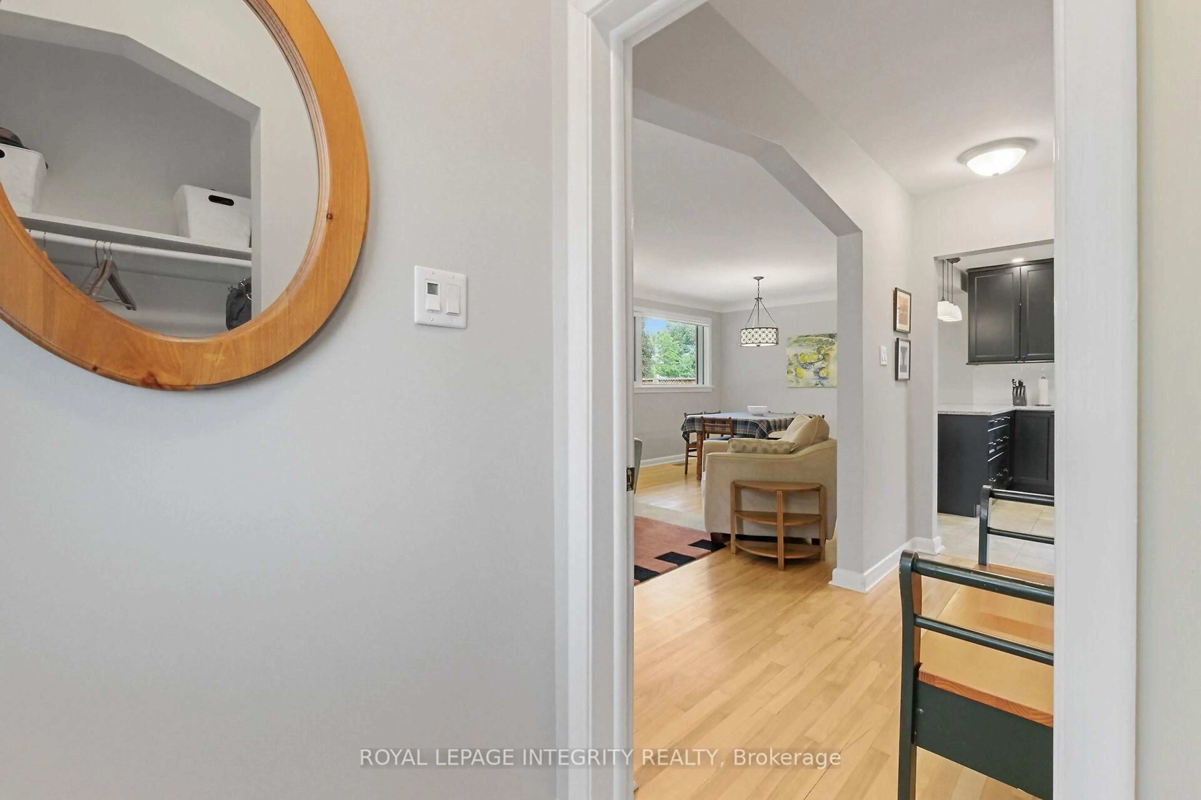 Indoor entryway for 840 Cork St, Ottawa Ontario K1G 1Y2